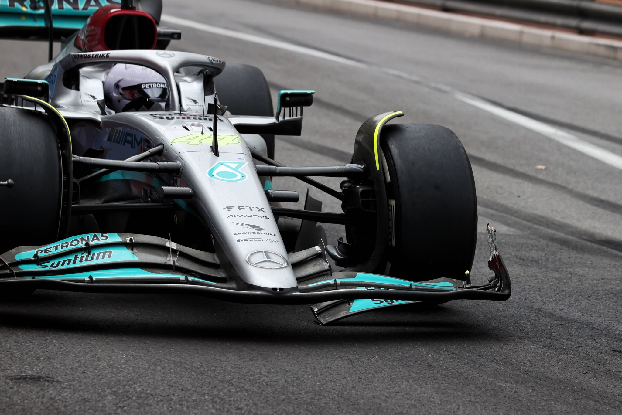 Lewis Hamilton (GBR) Mercedes AMG F1 W13 with damaged front wing. Formula 1 World Championship, Rd 7, Monaco Grand Prix,