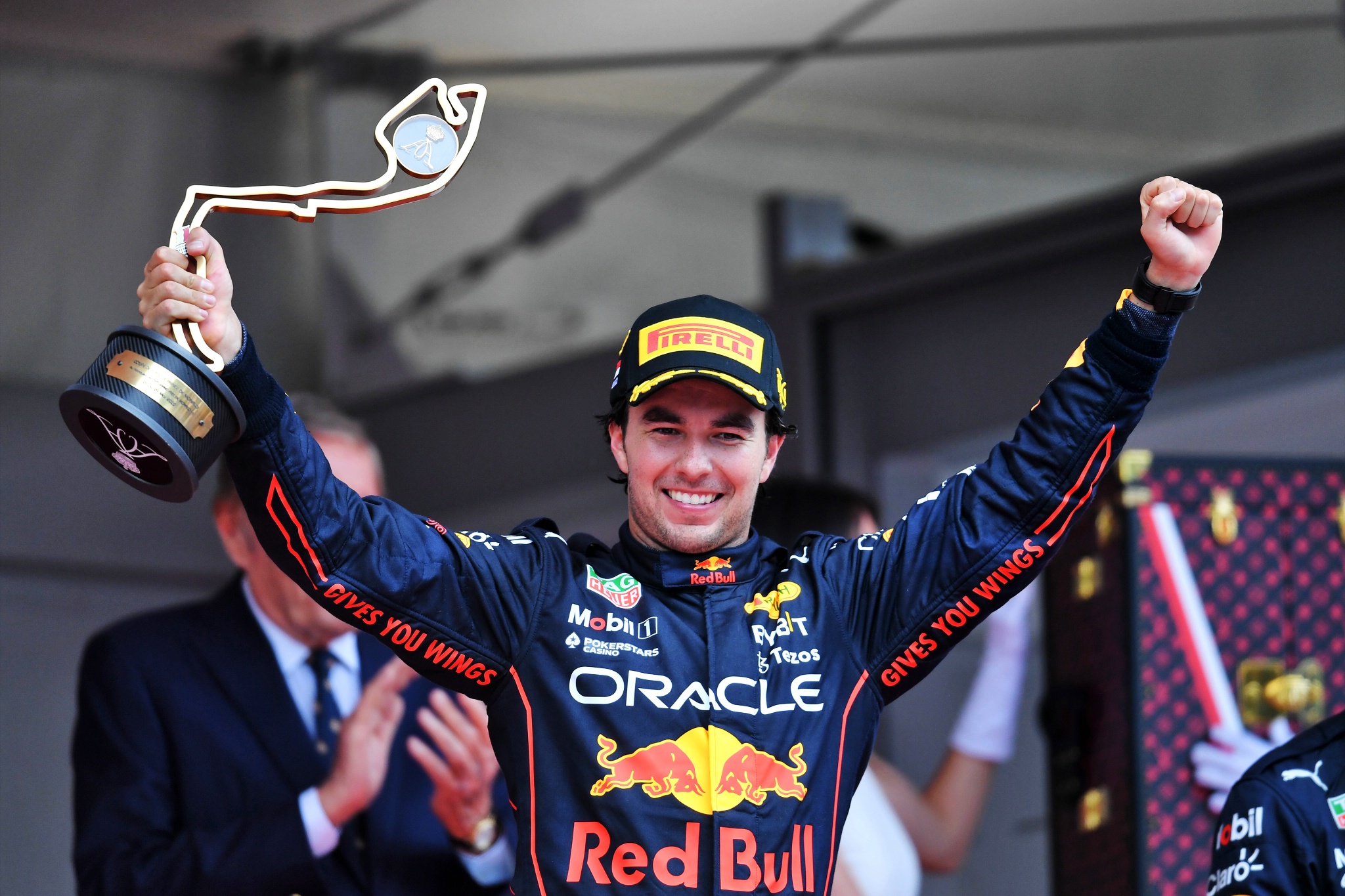 Pemenang lomba Sergio Perez (MEX) Red Bull Racing merayakannya di podium. Kejuaraan Dunia Formula 1, Rd 7, Monaco Grand