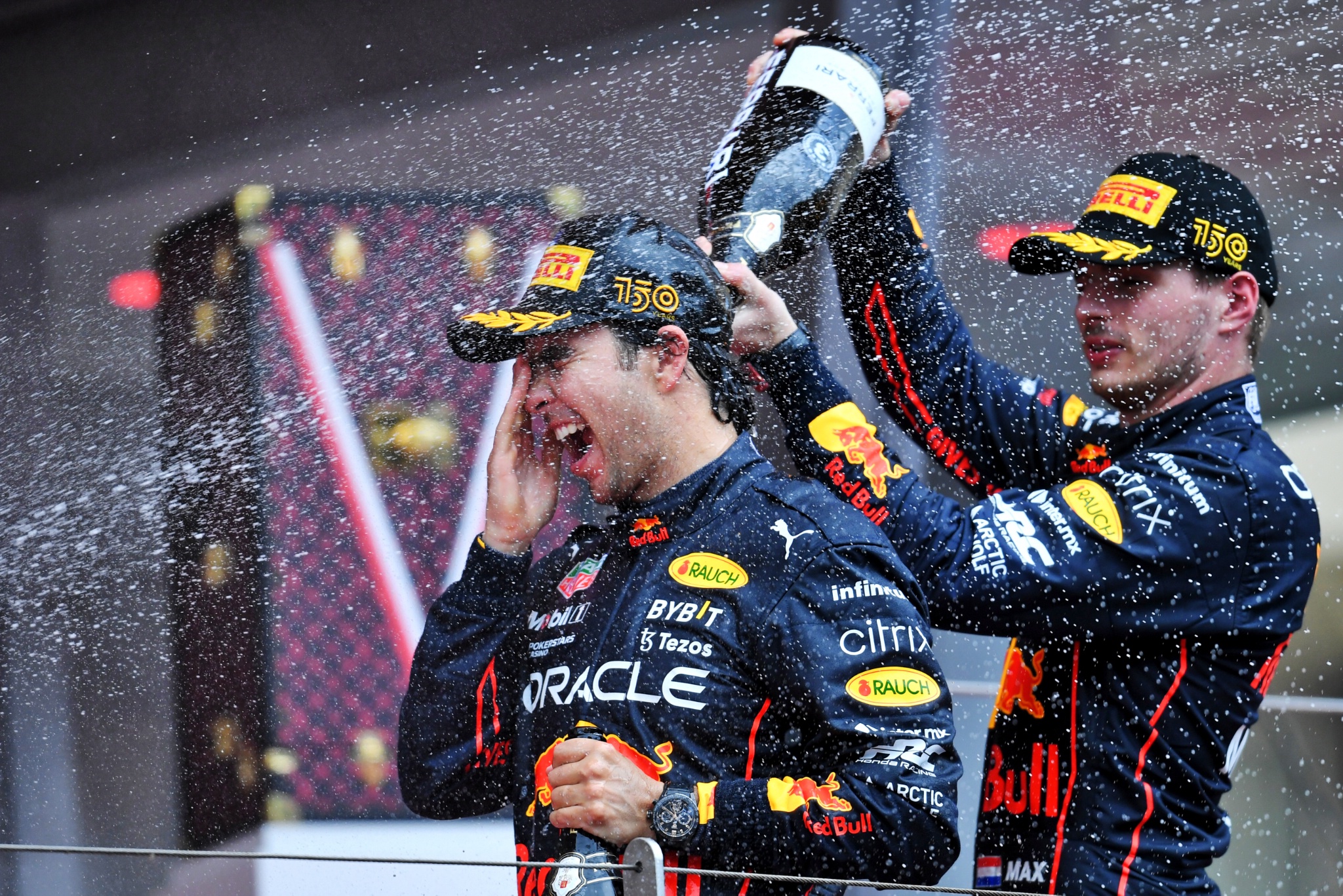 (L to R): Pemenang balapan Sergio Perez (MEX) Red Bull Racing merayakan di podium dengan rekan setimnya yang berada di posisi ketiga Max Verstappen