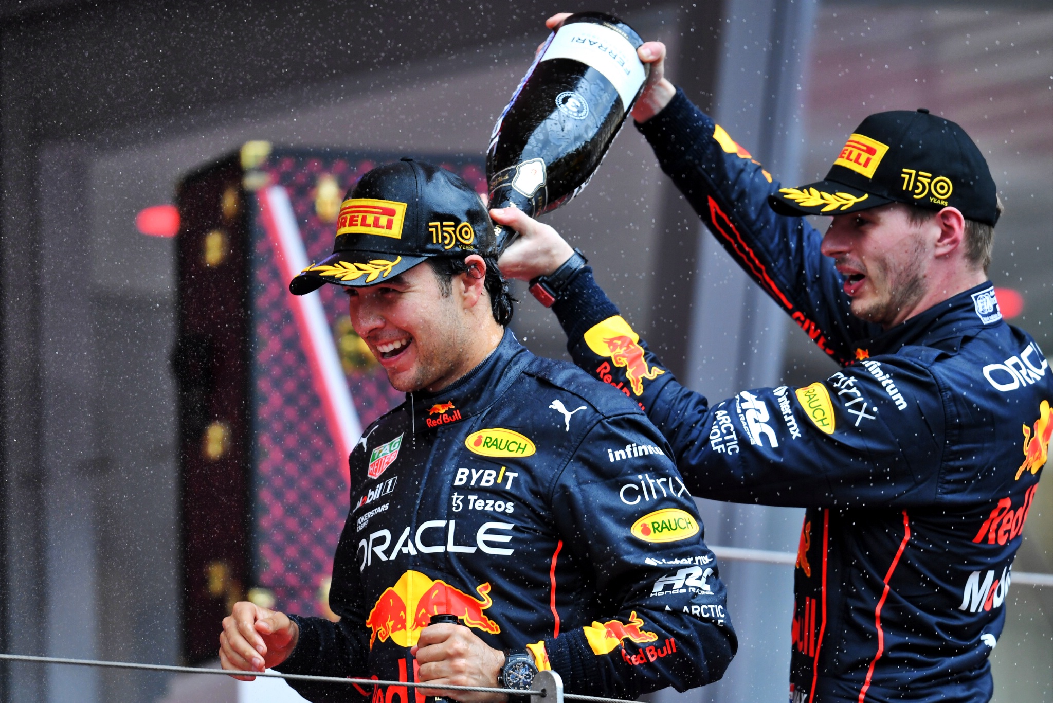 (L ke R ): Pemenang balapan Sergio Perez (MEX) Red Bull Racing merayakannya di podium bersama rekan setimnya yang berada di posisi ketiga Max Verstappen