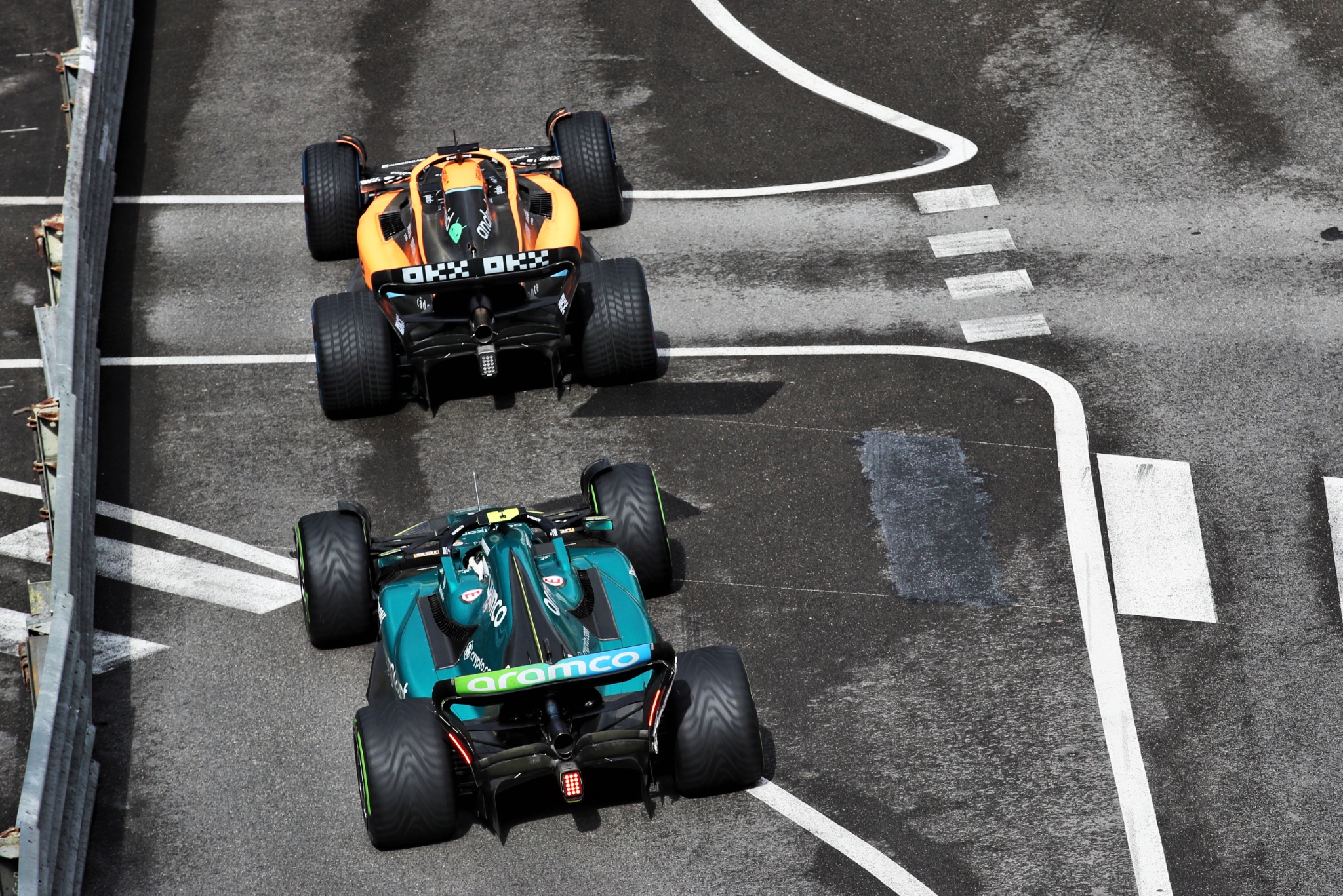 Daniel Ricciardo (AUS) McLaren MCL36 leads Sebastian Vettel (GER) Aston Martin F1 Team AMR22. Formula 1 World