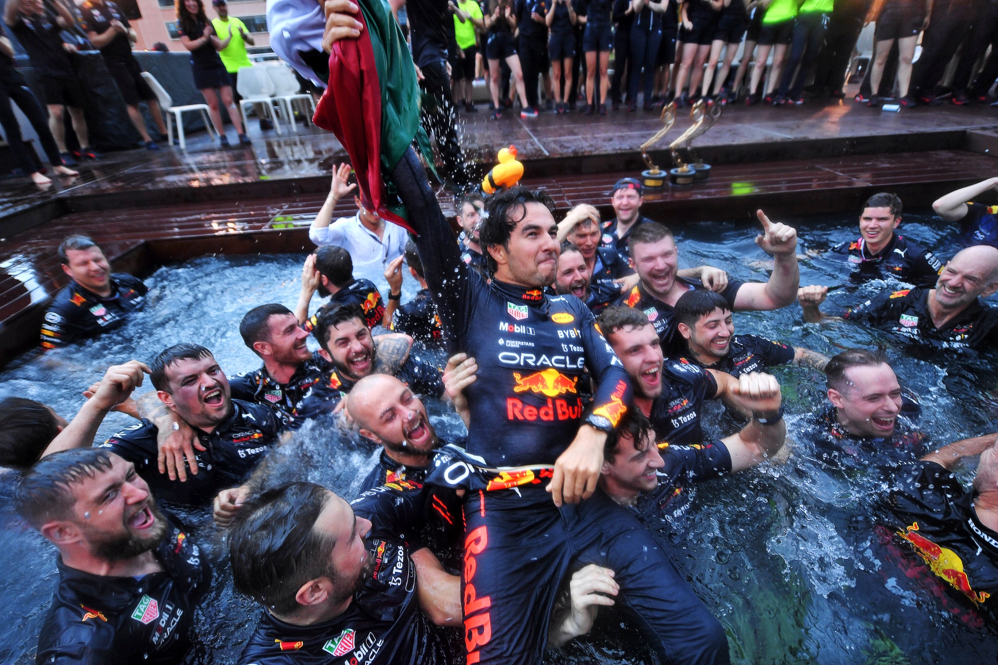 Red Bull Racing viert raceoverwinning voor Sergio Perez (MEX) Red Bull Racing in het zwembad van Red Bull Energy Station.  Formule