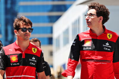 (L ke R ): Charles Leclerc (MON) Ferrari bersama Mattia Binotto (ITA) Kepala Tim Ferrari. Kejuaraan Dunia Formula 1, Rd