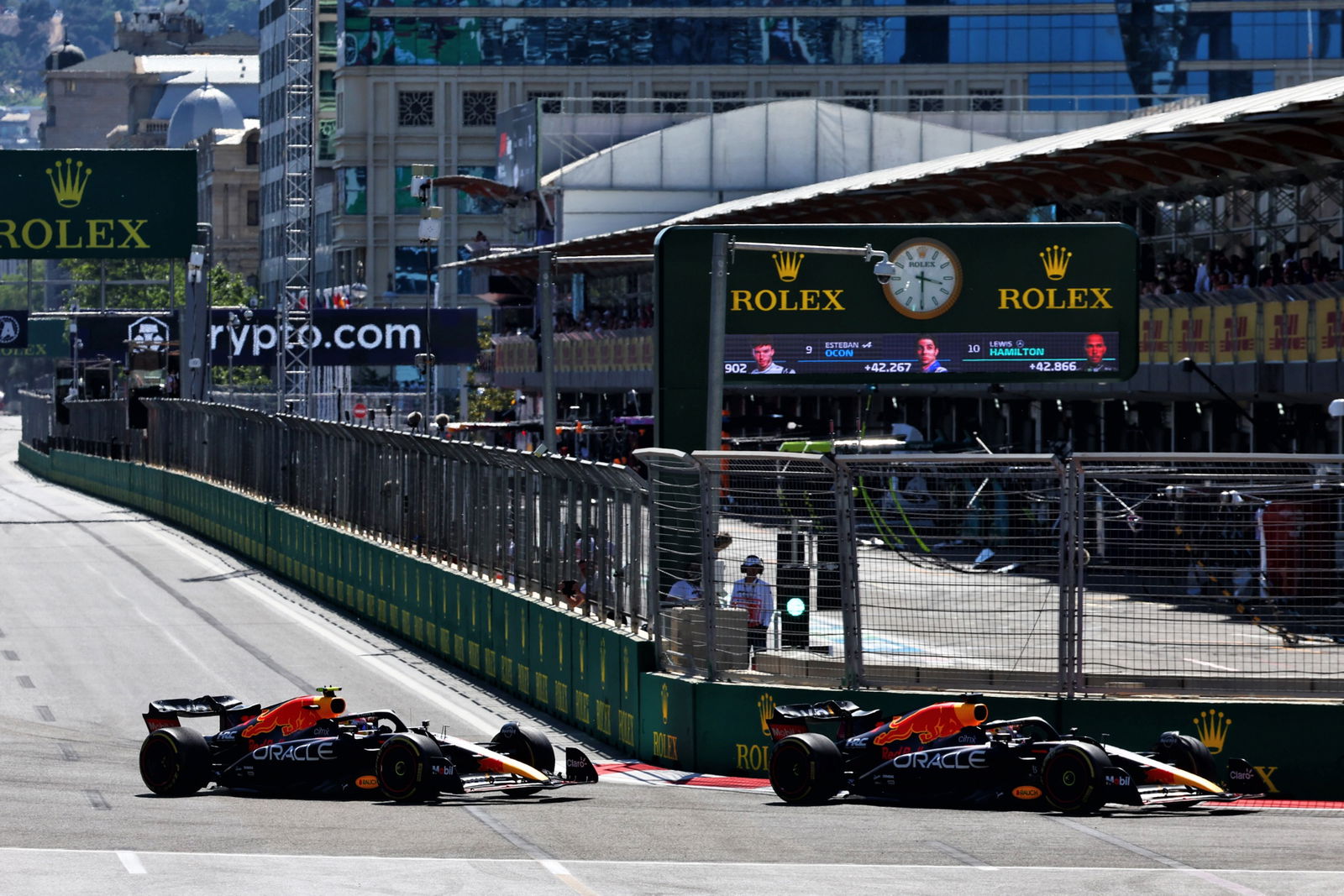 (L ke R) ): Sergio Perez (MEX) Red Bull Racing RB18 dioper untuk memimpin oleh rekan setimnya Max Verstappen (NLD) Red Bull Racing