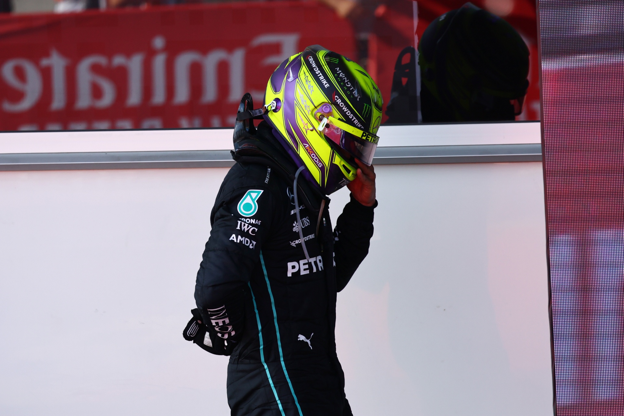 Lewis Hamilton (GBR) ) Mercedes AMG F1 W13 menahannya. Kejuaraan Dunia Formula 1, Rd 8, Grand Prix Azerbaijan, Baku