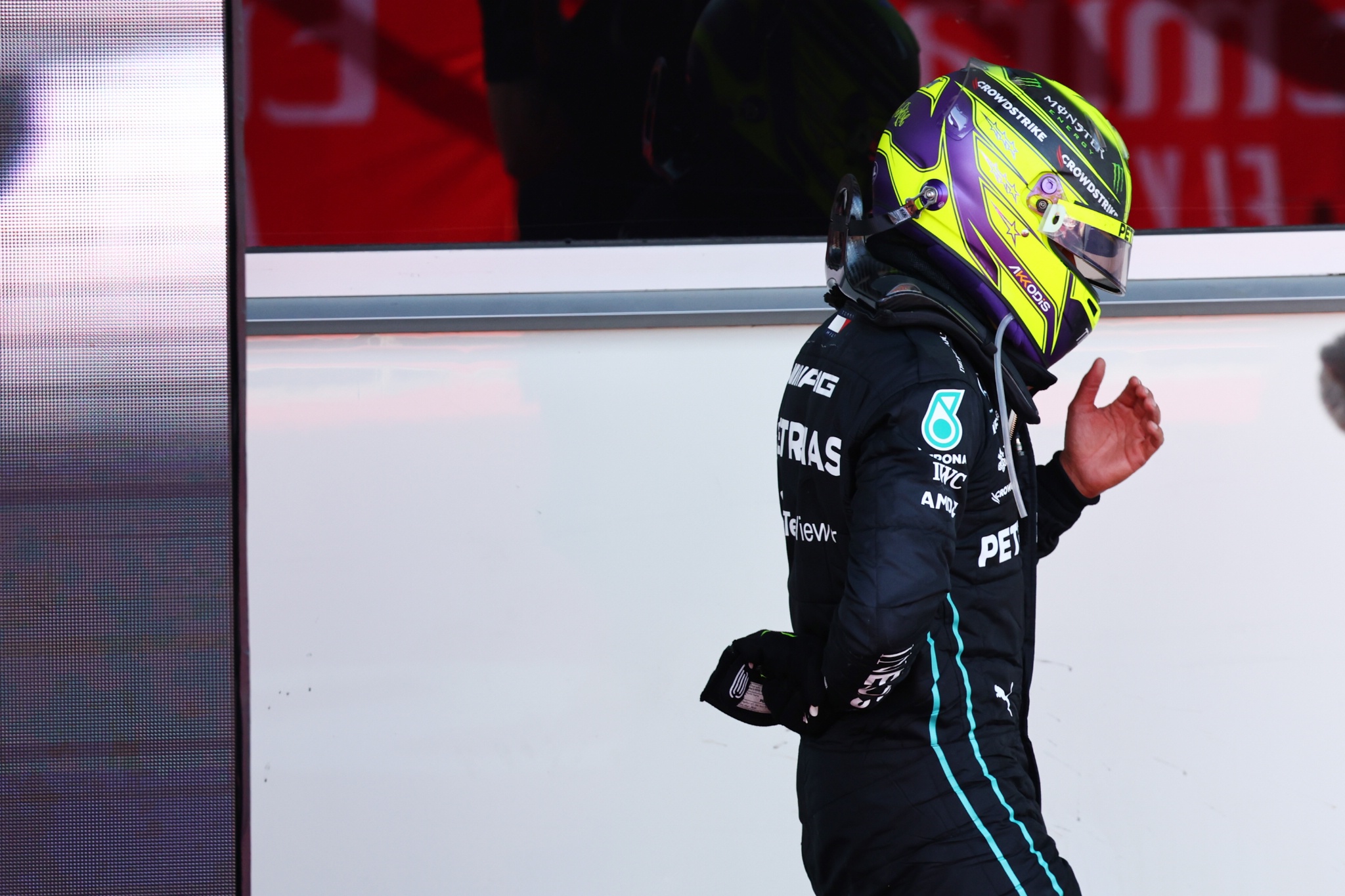 Lewis Hamilton (GBR) ) Mercedes AMG F1 W13 menahannya. Kejuaraan Dunia Formula 1, Rd 8, Grand Prix Azerbaijan, Baku