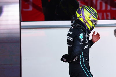 Lewis Hamilton (GBR) Mercedes AMG F1 W13 holding his back. Formula 1 World Championship, Rd 8, Azerbaijan Grand Prix, Baku