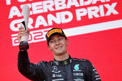 George Russell (GBR) ) Mercedes AMG F1 merayakan posisi ketiganya di podium. Kejuaraan Dunia Formula 1, Rd 8,