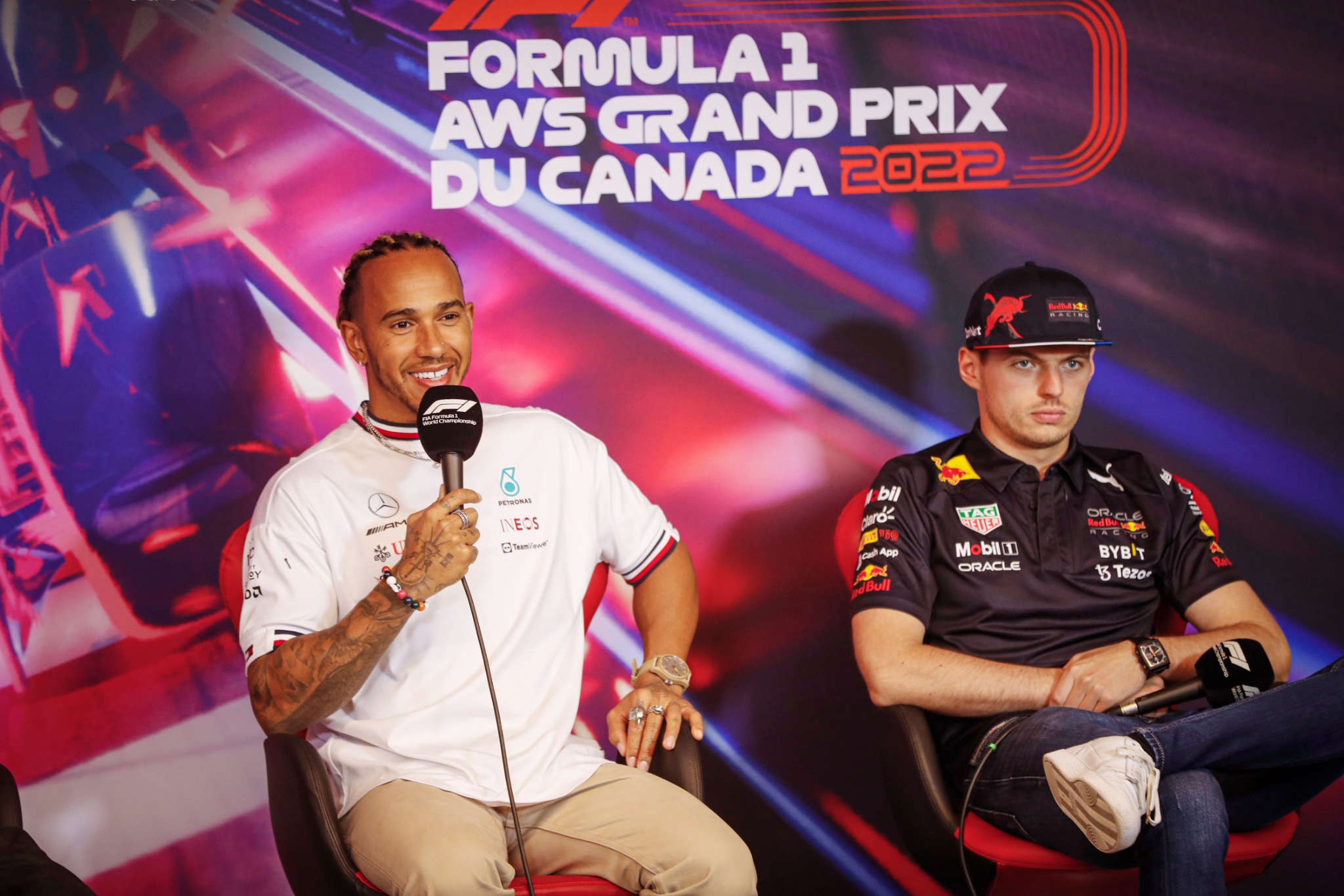 (L to R): Lewis Hamilton (GBR) Mercedes AMG F1 and Max Verstappen (NLD) Red Bull Racing in the FIA Press Conference.