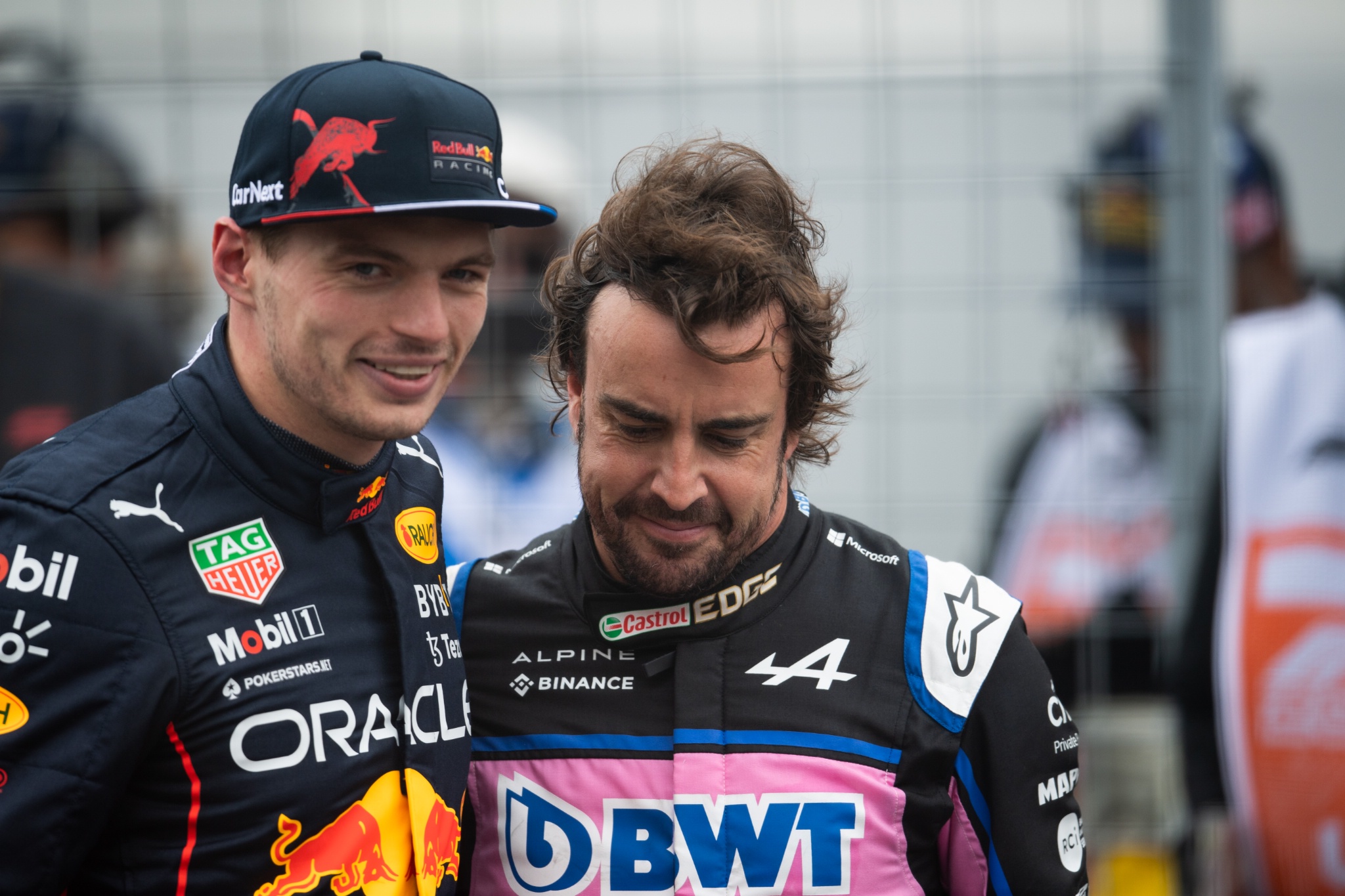 (L ke R ): Pole sitter Max Verstappen (NLD) Red Bull Racing di babak kualifikasi dengan posisi kedua Fernando Alonso (ESP)
