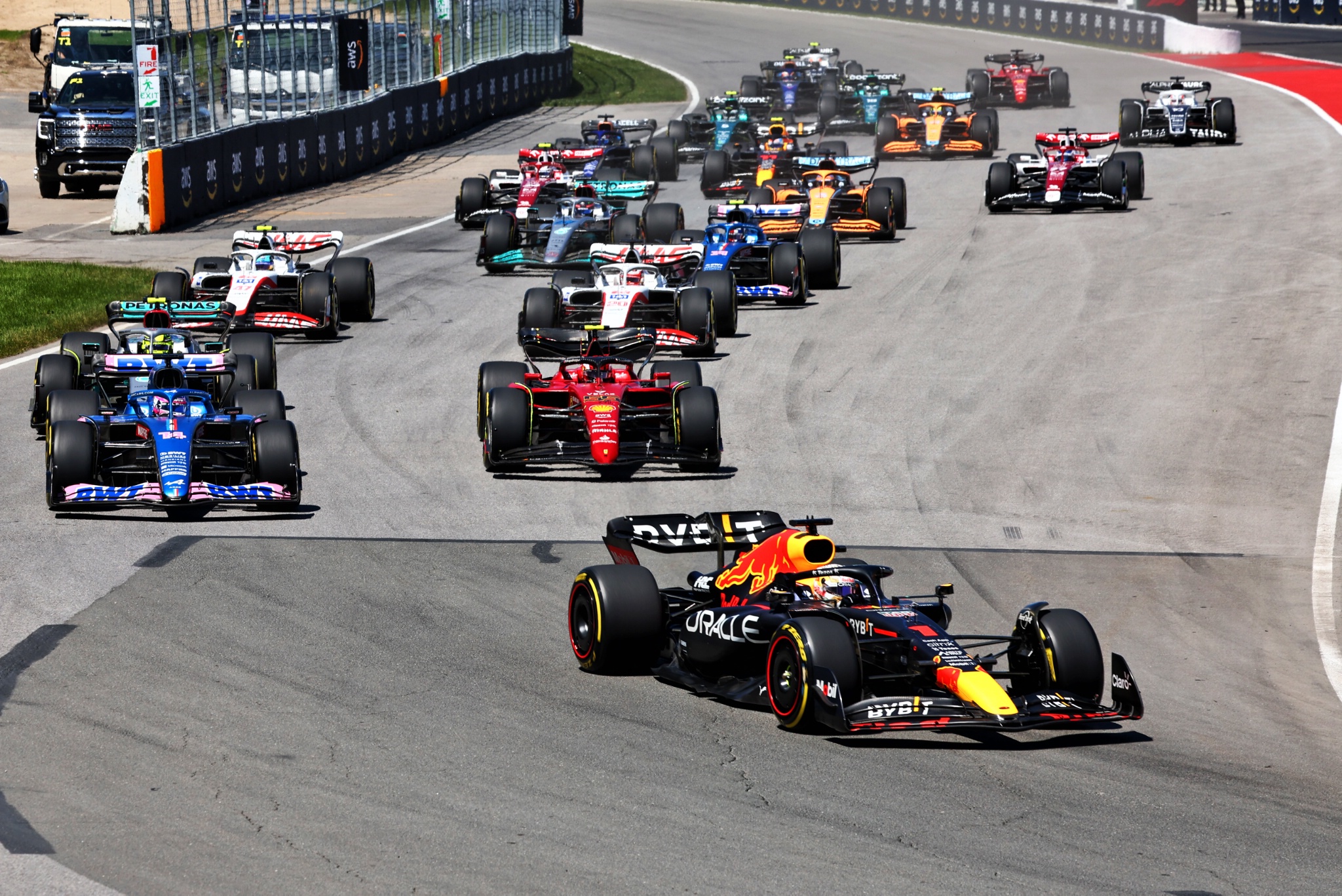 Max Verstappen (NLD) Red Bull Racing RB18 leads at the start of the race. Formula 1 World Championship, Rd 9, Canadian