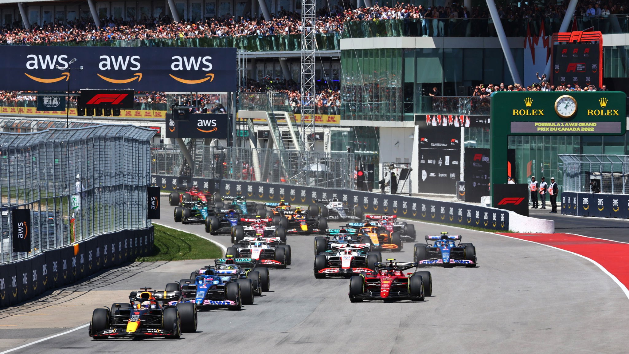 Max Verstappen (NLD) Red Bull Racing RB18 leads at the start of the race. Formula 1 World Championship, Rd 9, Canadian