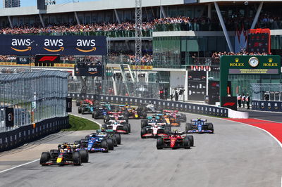 Max Verstappen (NLD) Red Bull Racing RB18 leads at the start of the race. Formula 1 World Championship, Rd 9, Canadian