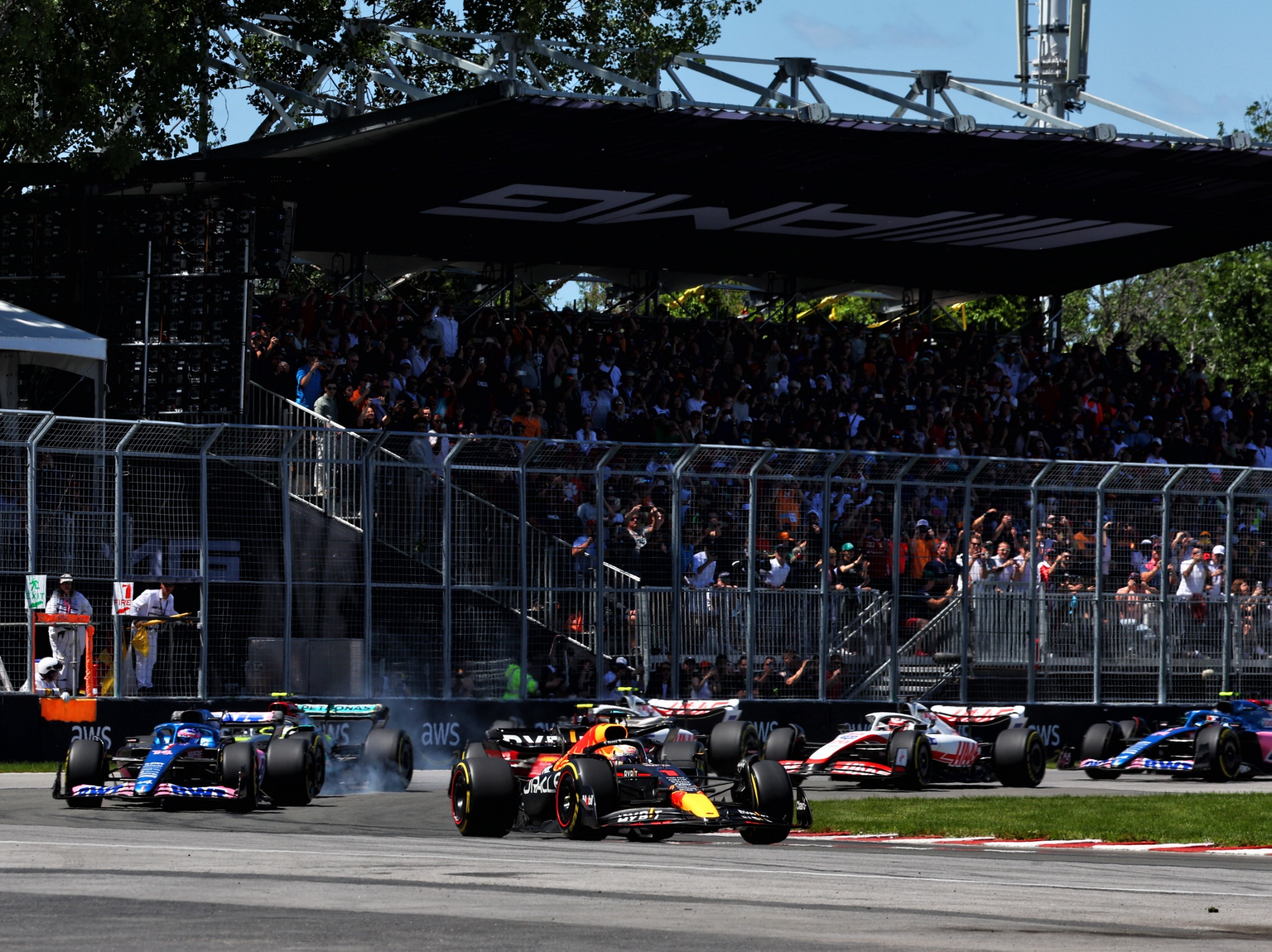 Max Verstappen (NLD) Red Bull Racing RB18 leads at the start of the race. Formula 1 World Championship, Rd 9, Canadian