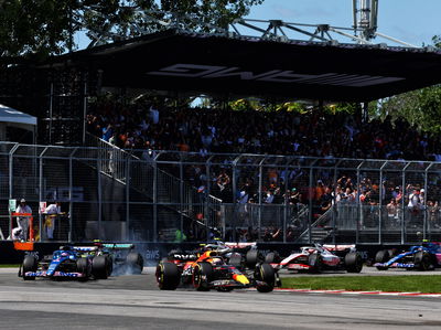 Max Verstappen (NLD) Red Bull Racing RB18 leads at the start of the race. Formula 1 World Championship, Rd 9, Canadian