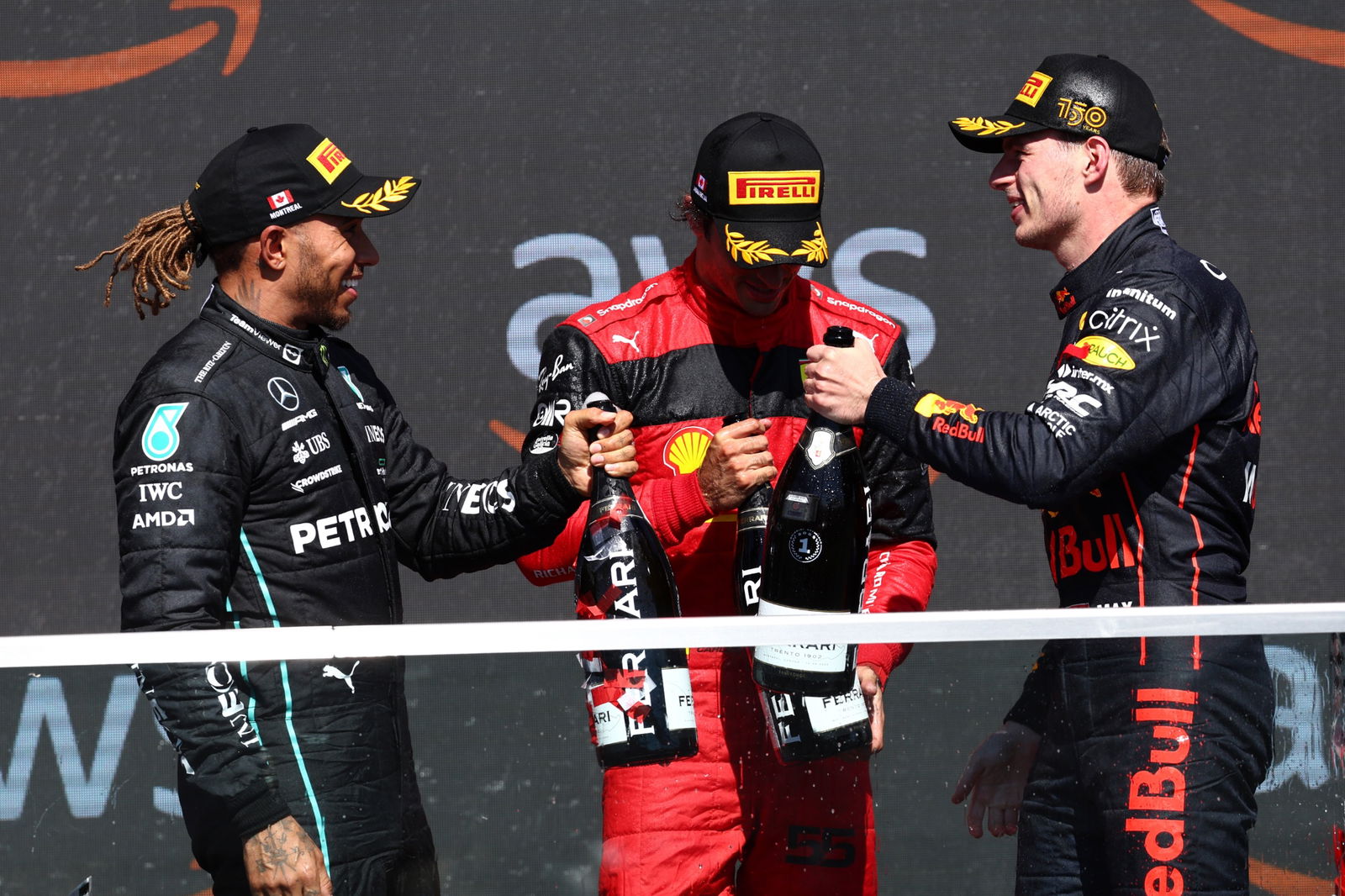 Tempat pertama Max Verstappen (NLD) Red Bull Racing RB18 dengan tempat kedua Carlos Sainz Jr (ESP) Ferrari F1- 75 dan juara 3 Lewis