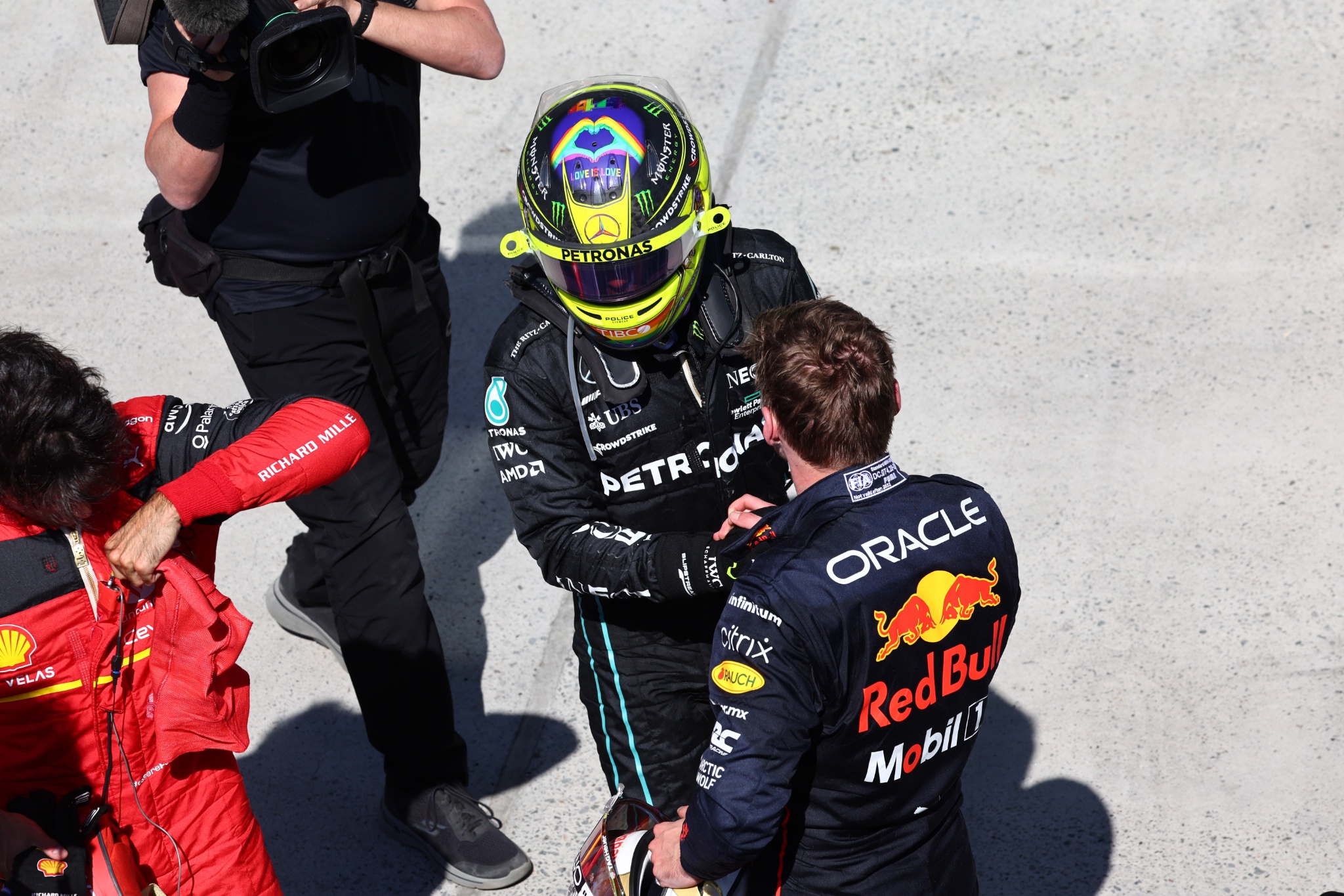 Tempat ketiga Lewis Hamilton (GBR) Mercedes AMG F1 dengan Max Verstappen (NLD) Red Bull Racing. Kejuaraan Dunia Formula 1, Rd