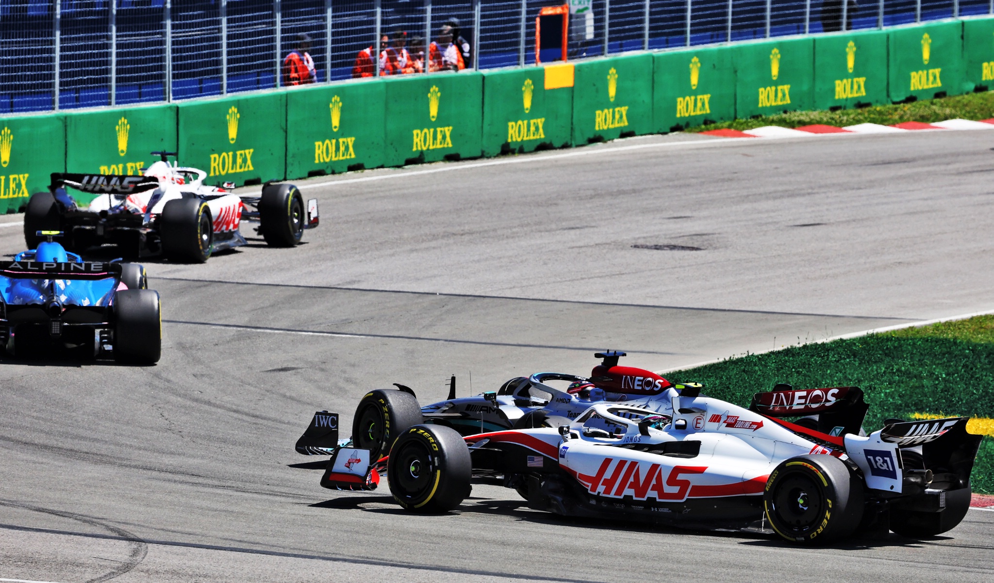 George Russell (GBR) Mercedes AMG F1 W13 and Mick Schumacher (GER) Haas VF-22 battle for position. Formula 1 World