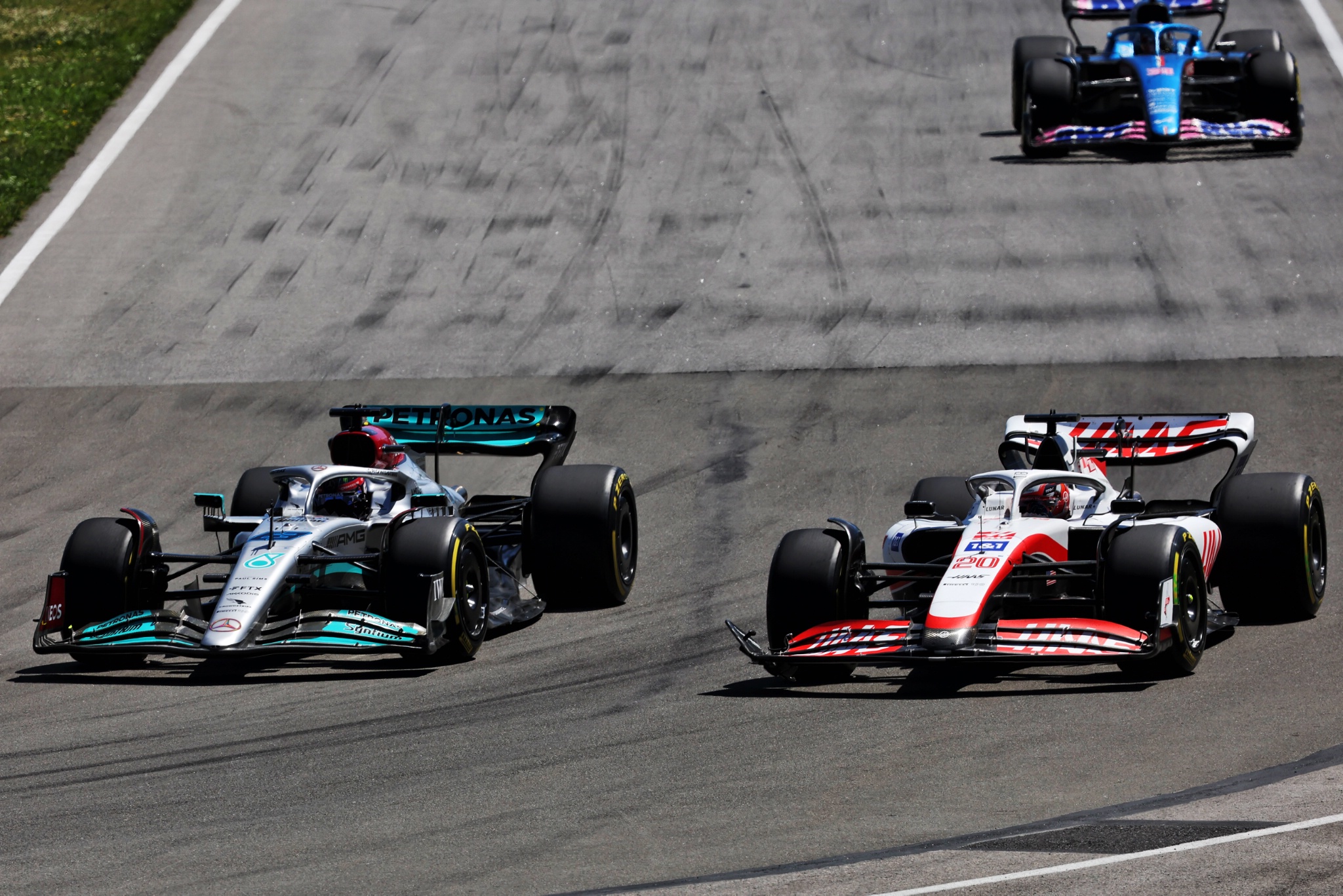 George Russell (GBR) Mercedes AMG F1 W13 and Kevin Magnussen (DEN) Haas VF-22 battle for position. Formula 1 World