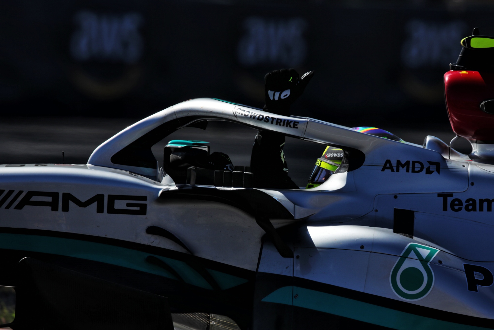 Lewis Hamilton (GBR) Mercedes AMG F1 W13 merayakan posisi ketiganya di akhir balapan. Formula 1 Dunia