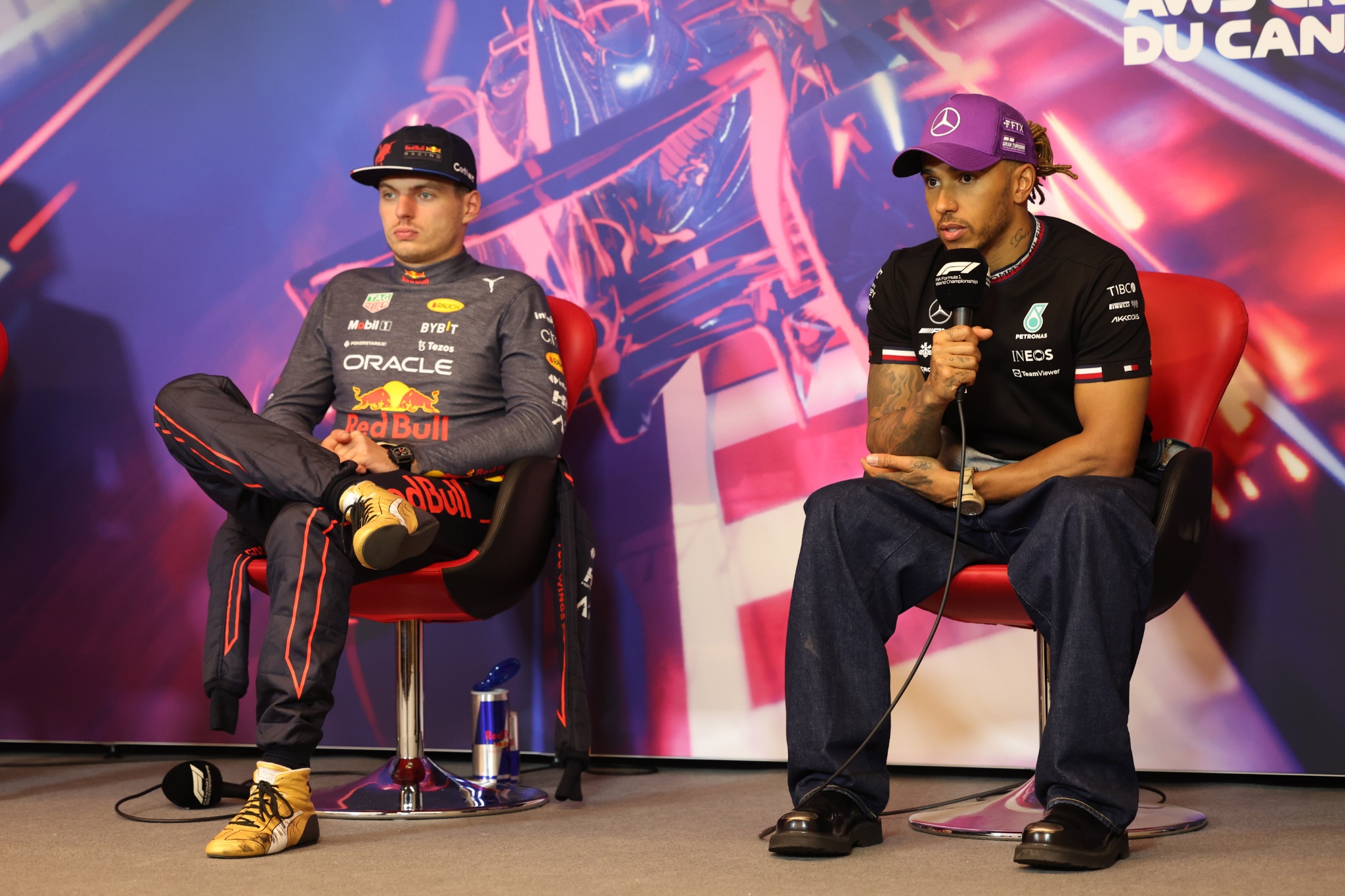 (L ke R ): Max Verstappen (NLD) Red Bull Racing dan Lewis Hamilton (GBR) Mercedes AMG F1 setelah balapan FIA Press