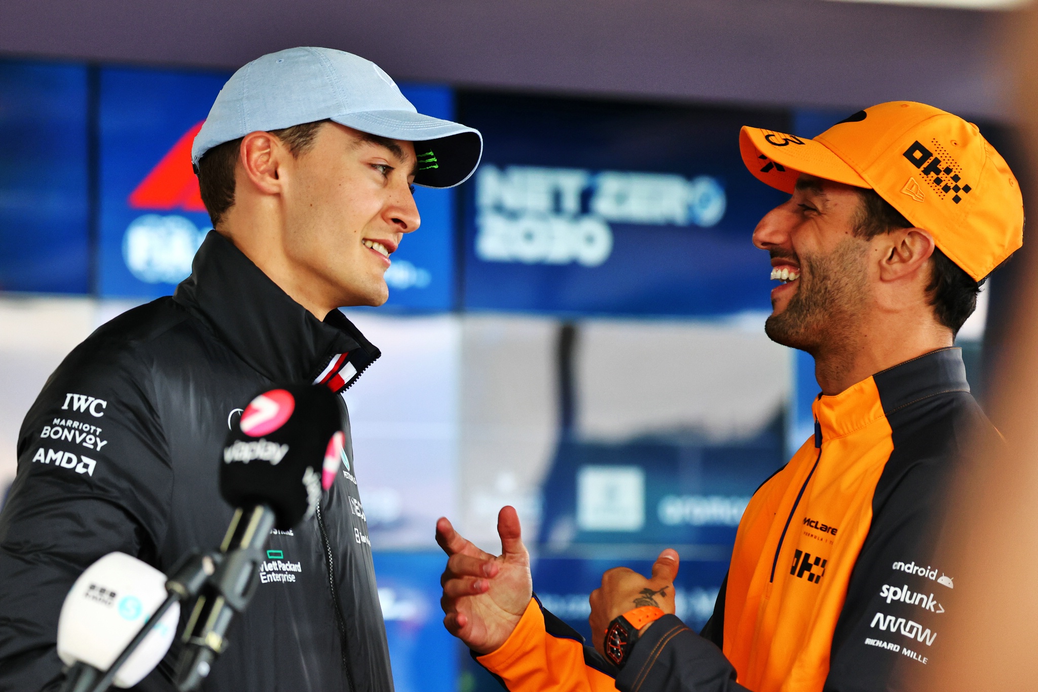 (L ke R ): George Russell (GBR) Mercedes AMG F1 dengan Daniel Ricciardo (AUS) McLaren. Kejuaraan Dunia Formula 1, Rd 10,