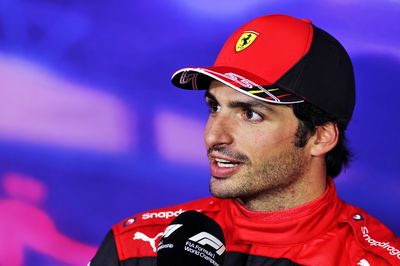 Pole sitter Carlos Sainz] Jr (ESP) Ferrari di konferensi pers pasca kualifikasi FIA Kejuaraan Dunia Formula 1, Rd