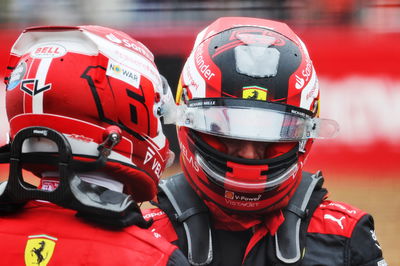 Pengasuh tiang Carlos Sainz Jr (ESP) Ferrari (Kanan) dengan rekan setimnya Charles Leclerc (MON) Ferrari di parc ferme kualifikasi.