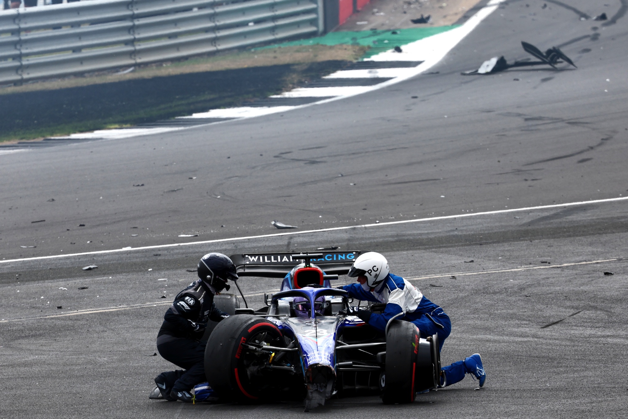 Alexander Albon (THA) ) Williams Racing FW44 jatuh di awal balapan, diperiksa oleh FIA Meeidcal Delegate. Formula 1