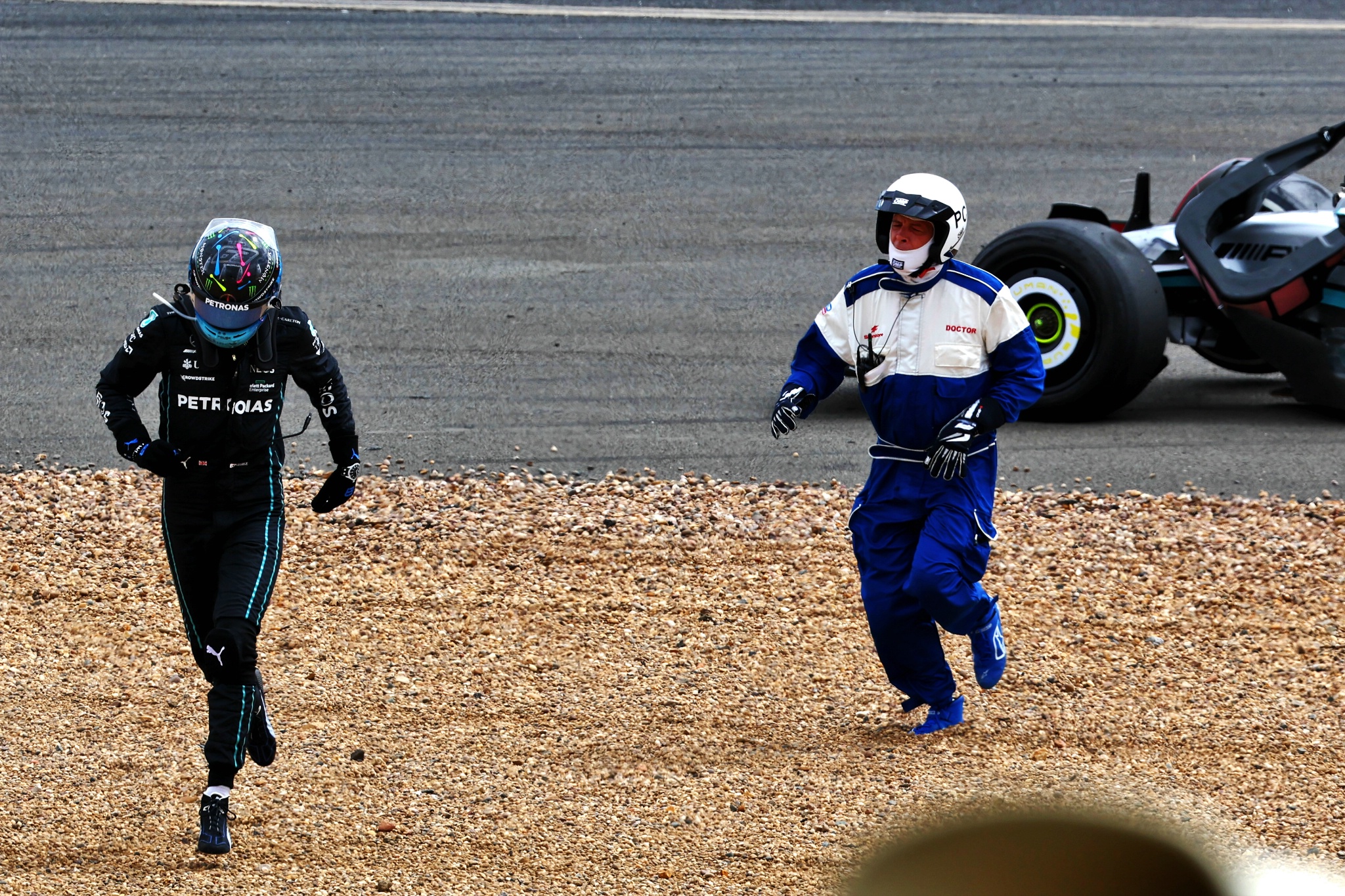 George Russell (GBR) ) Mercedes AMG F1 W13 jatuh di awal balapan, bergegas memeriksa kondisi Guanyu Zhou