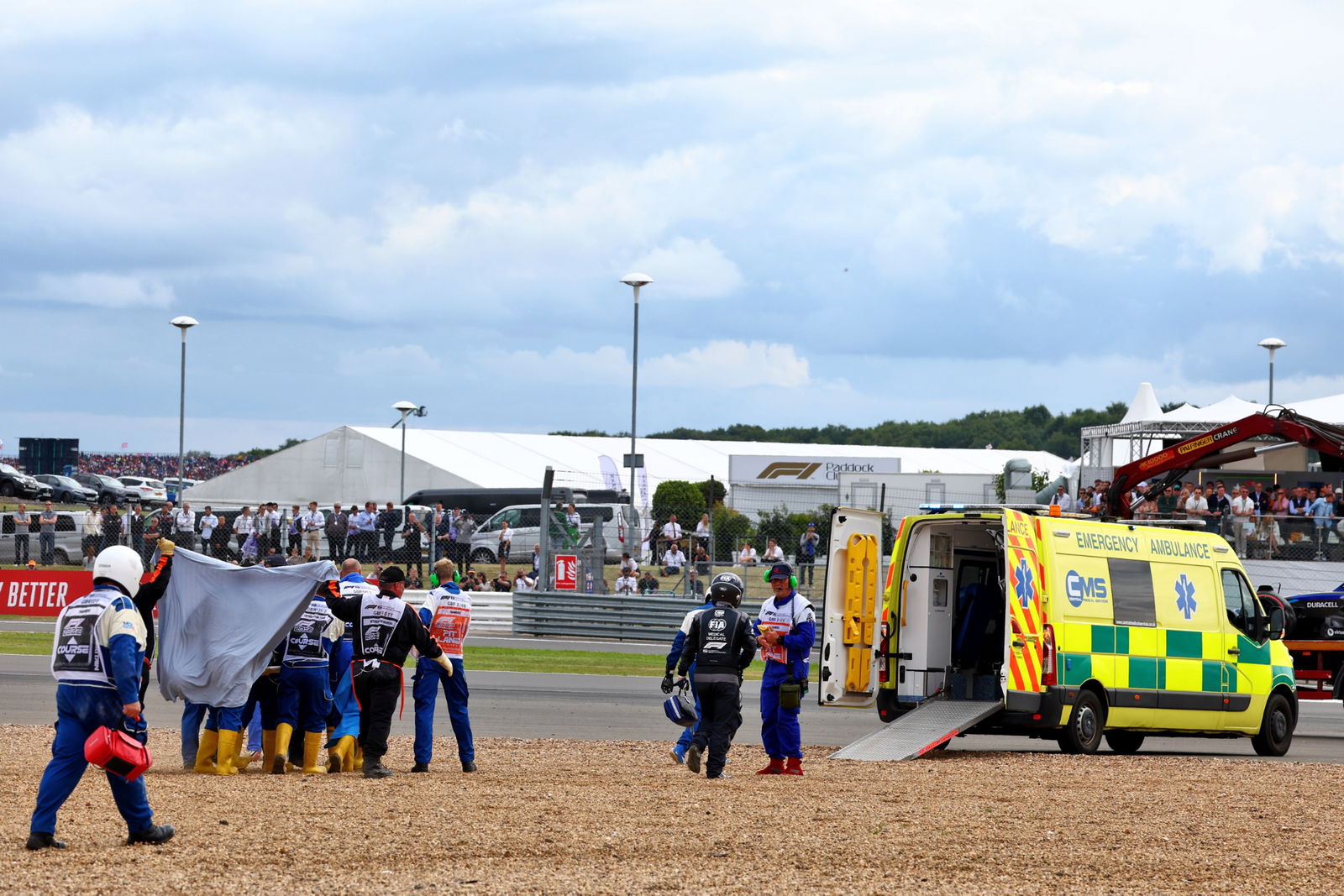 Guanyu Zhou (CHN) ) Tim F1 Alfa Romeo dibawa dengan tandu ke ambulans setelah dia jatuh di awal
