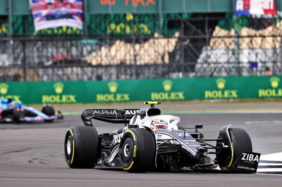 Yuki Tsunoda (JPN) ) AlphaTauri AT03 dengan kerusakan di awal balapan. Kejuaraan Dunia Formula 1, Rd 10, Inggris