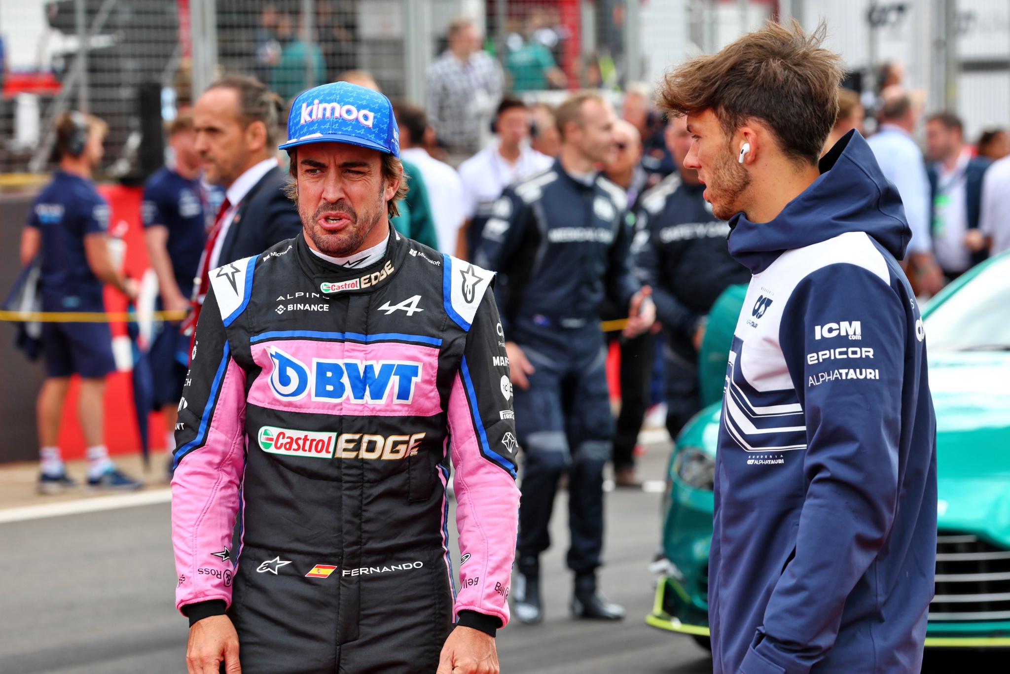 (L to R): Fernando Alonso (ESP) Alpine F1 Team and Pierre Gasly (FRA) AlphaTauri on the grid.  Formula 1 World