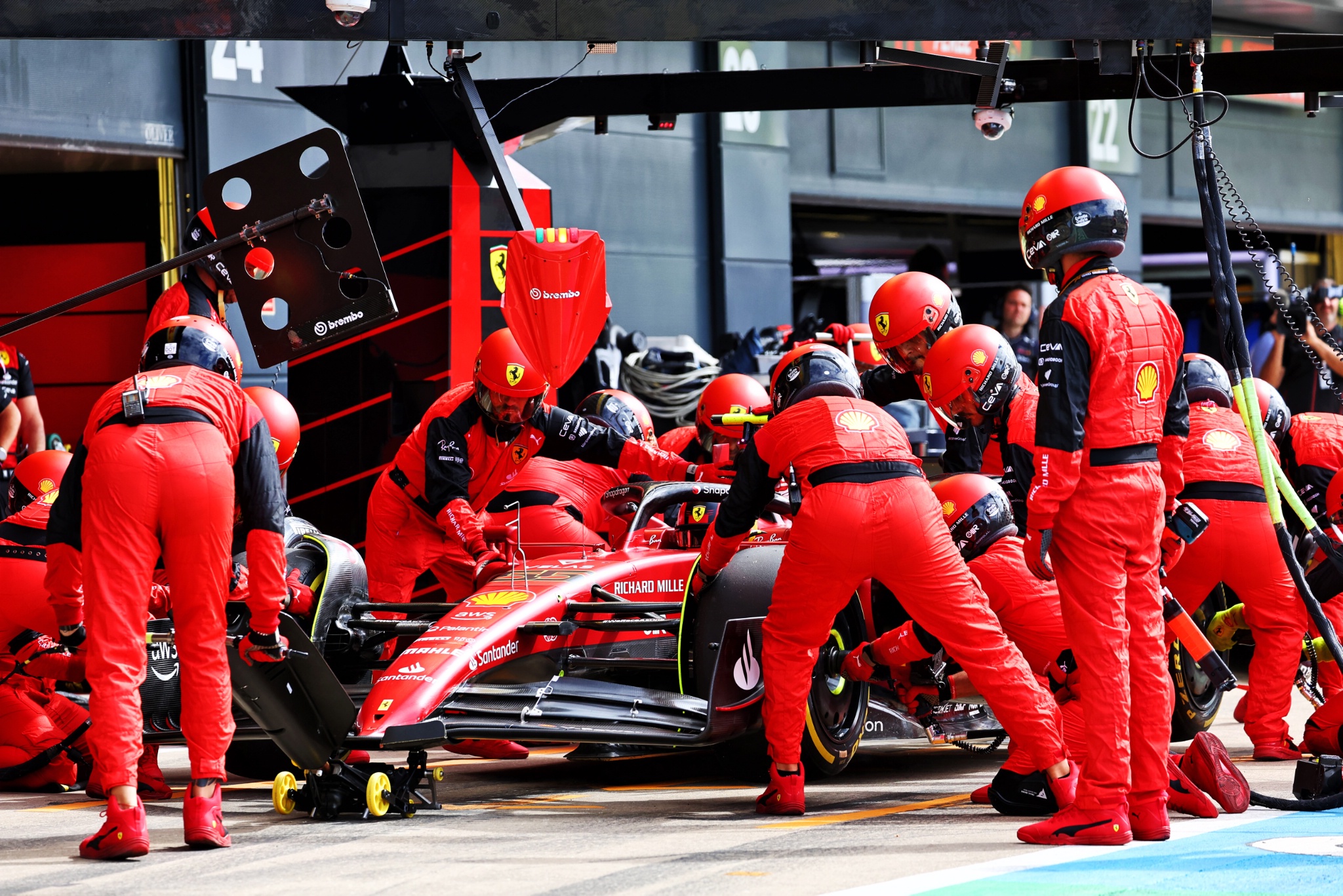 Carlos Sainz Jr ( ESP) Ferrari F1-75 membuat pit stop. Kejuaraan Dunia Formula 1, Rd 10, British Grand Prix,