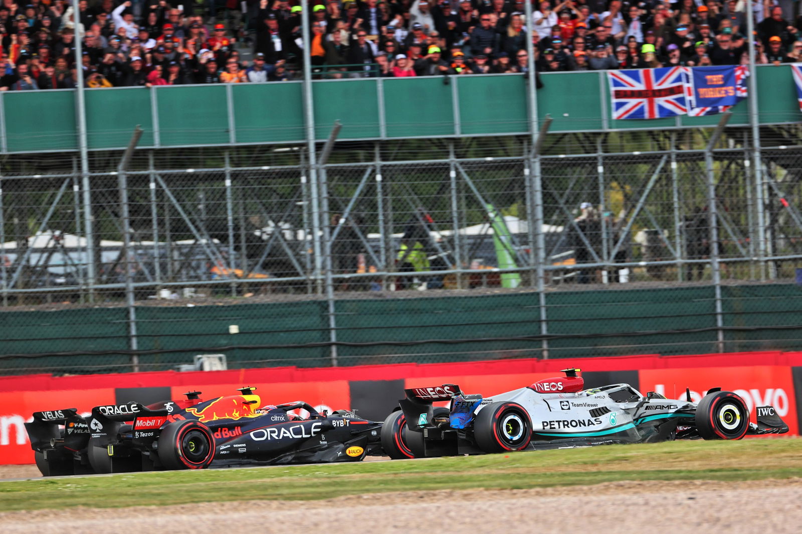 Lewis Hamilton (GBR) ) Mercedes AMG F1 W13; Sergio Perez (MEX) Red Bull Racing RB18; dan Charles Leclerc (MON) Ferrari F1-75,