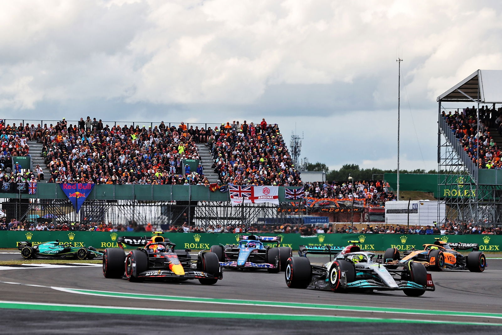 Sergio Perez (MEX) ) Red Bull Racing RB18 dan Lewis Hamilton (GBR) Mercedes AMG F1 W13 memperebutkan posisi. Formula 1 Dunia