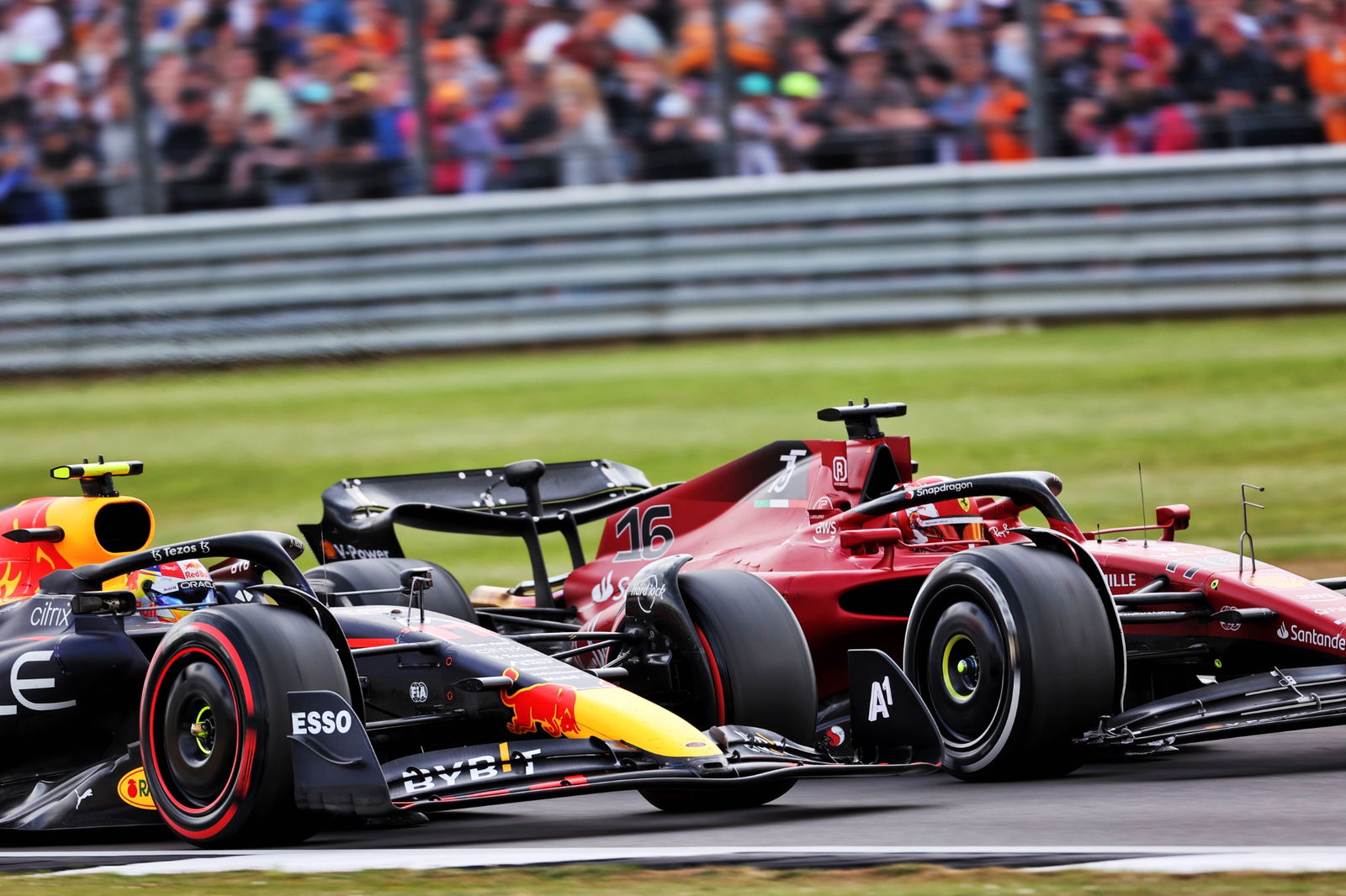 Sergio Perez (MEX) Red Bull Racing RB18 and Charles Leclerc (MON) Ferrari F1-75 battle for position. Formula 1 World