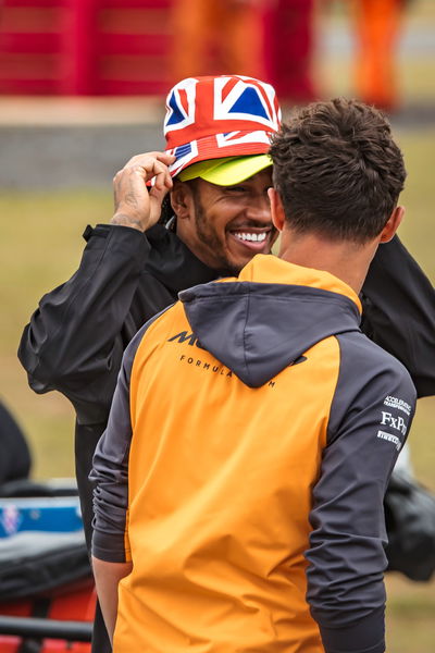 Lewis Hamilton (GBR) ) Mercedes AMG F1 dengan Lando Norris (GBR) McLaren di parade pembalap. Kejuaraan Dunia Formula 1,