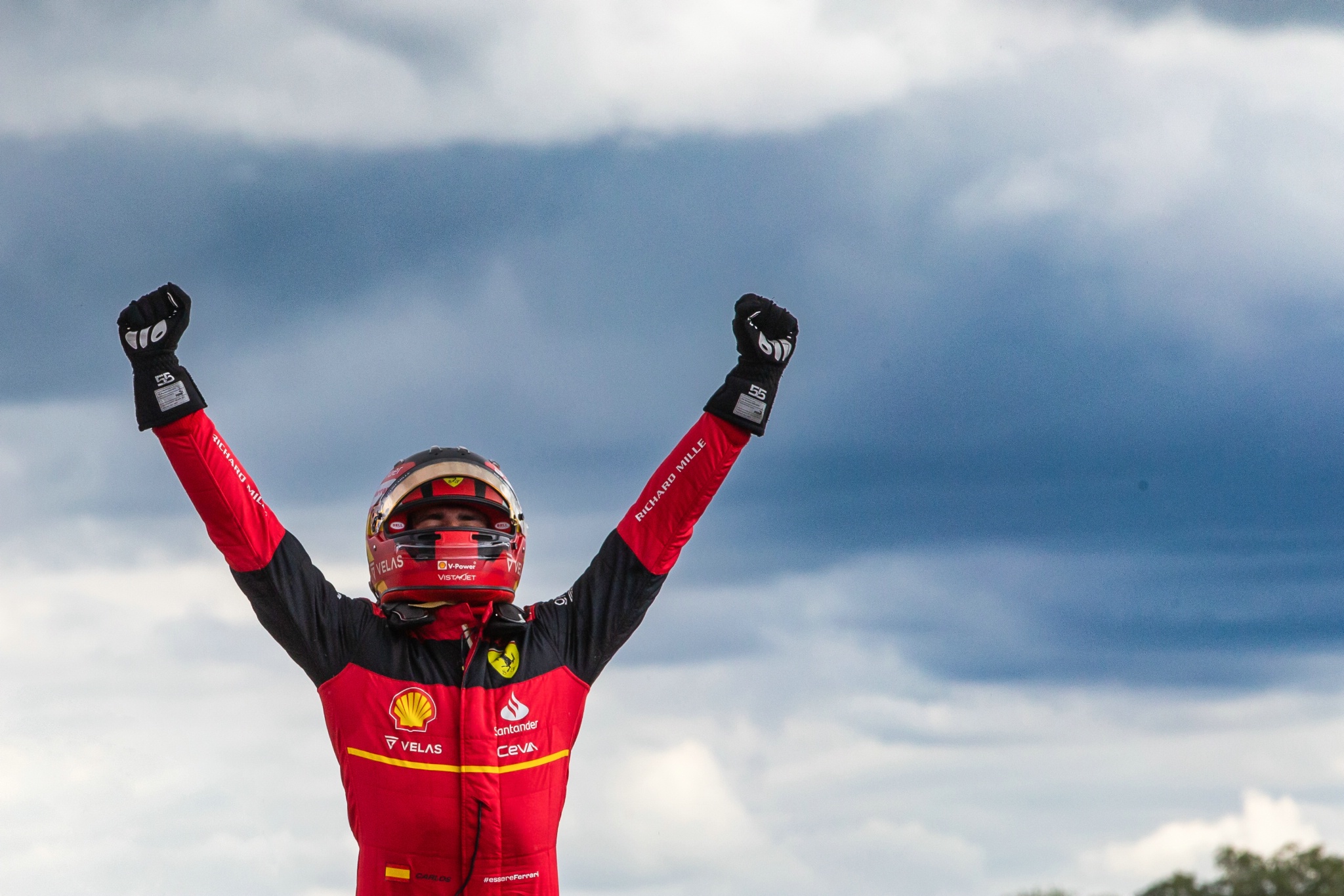 Pemenang lomba Carlos Sainz Jr (ESP) Ferrari merayakan di parc ferme. Kejuaraan Dunia Formula 1, Rd 10, British Grand
