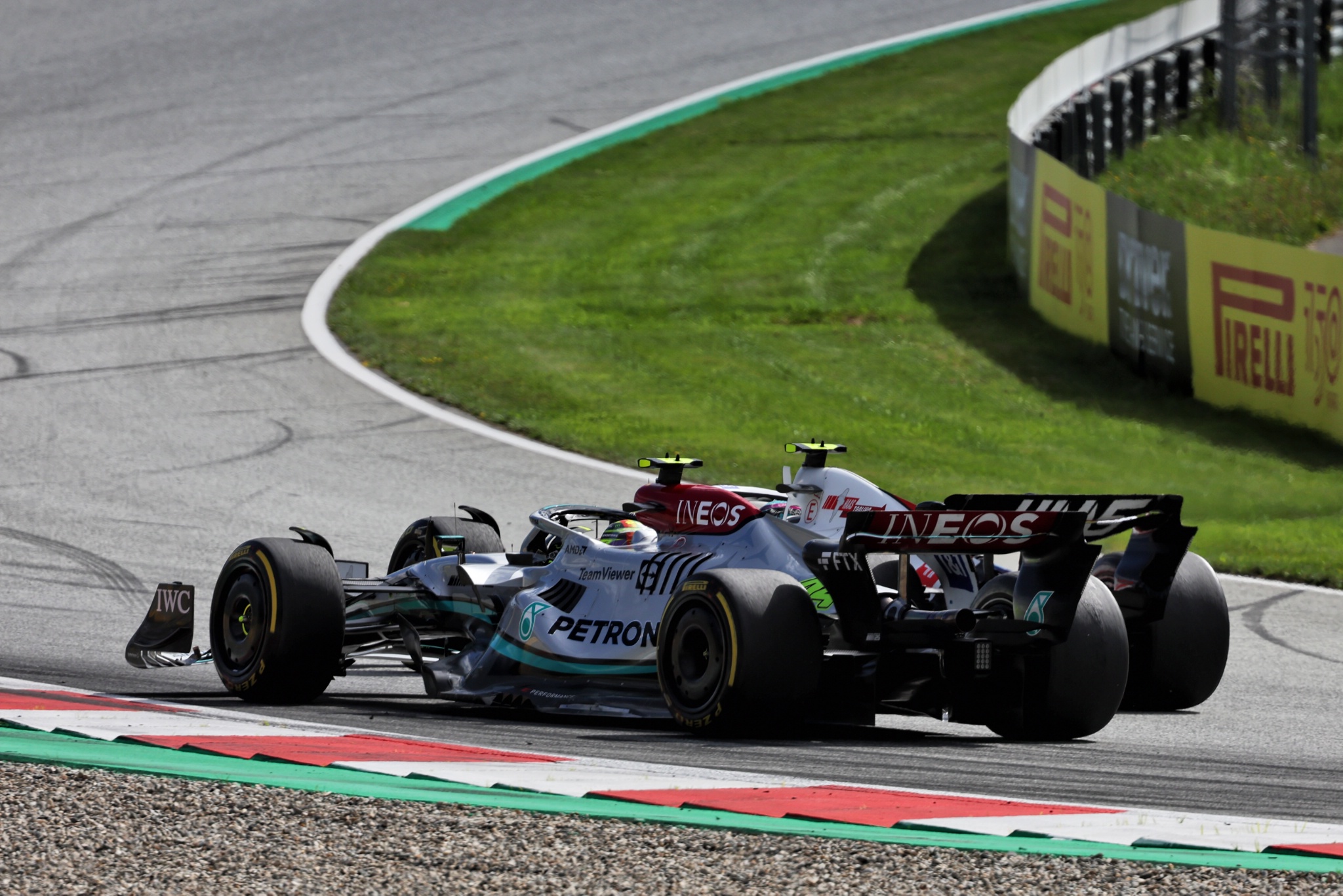 Lewis Hamilton (GBR) Mercedes AMG F1 W13 dan Mick Schumacher (GER) Haas VF-22 memperebutkan posisi. Formula 1 Dunia