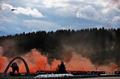 Suasana sirkuit - oranye asap yang dikeluarkan oleh penggemar sebelum balapan dimulai. Kejuaraan Dunia Formula 1, Rd 11,