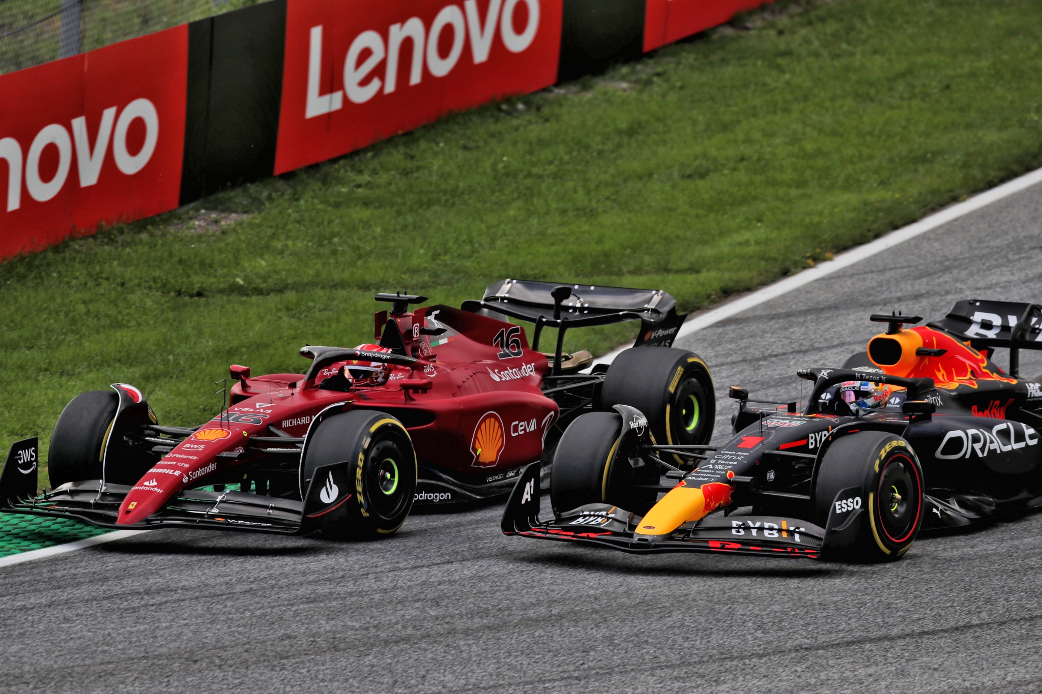 Max Verstappen (NLD) Red Bull Racing RB18 and Charles Leclerc (MON) Ferrari F1-75 battle for position. Formula 1 World