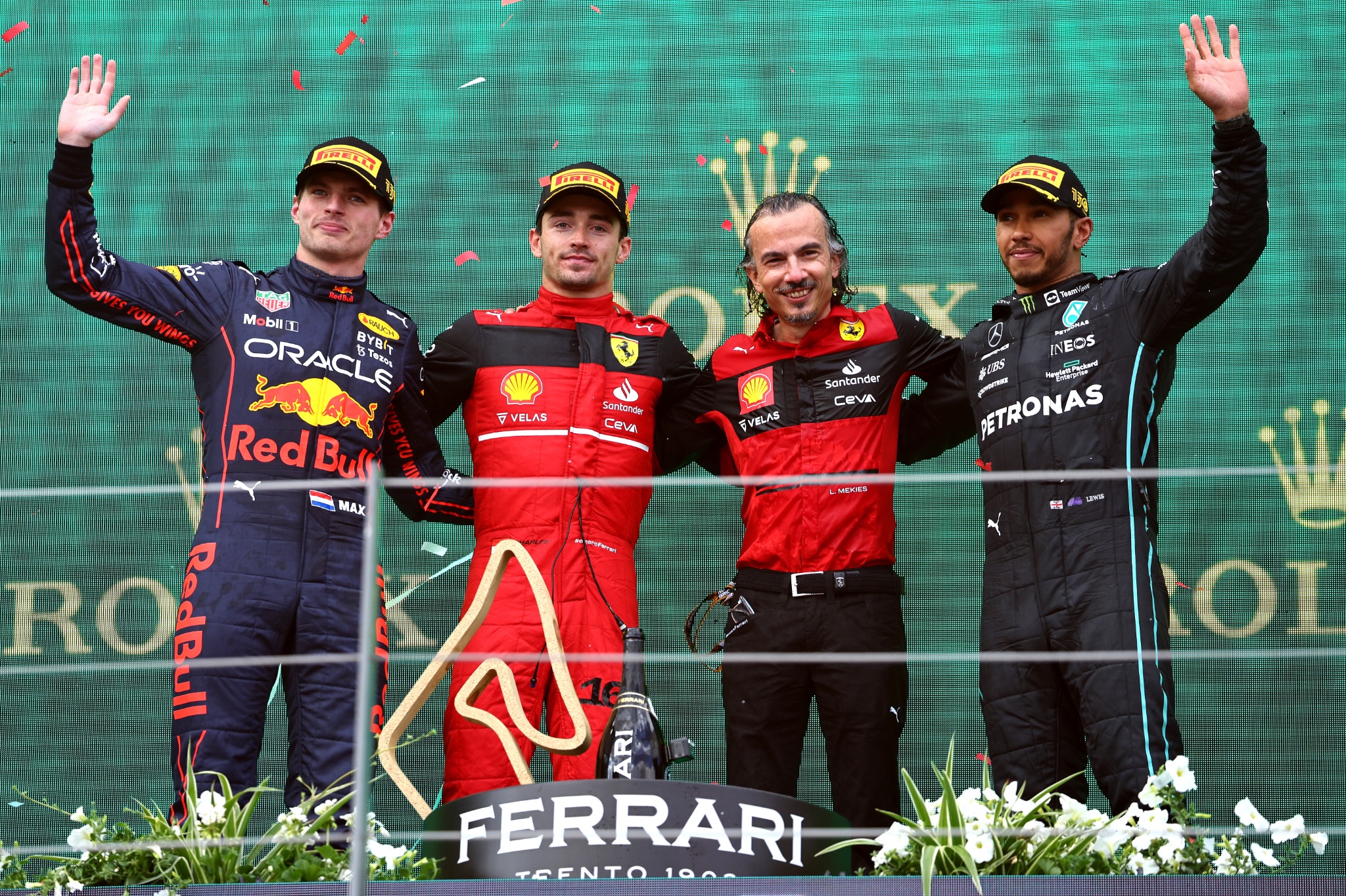 Tempat pertama Charles Leclerc (MON) Ferrari F1-75 dengan juara 2 Max Verstappen (NLD) Red Bull Racing RB18, juara 3 Lewis