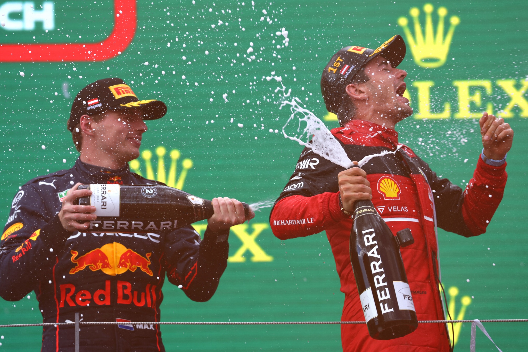2e plaats Max Verstappen (NLD) Red Bull Racing met 1e plaats Charles Leclerc (MON) Ferrari F1-75.  Formule 1 Wereld
