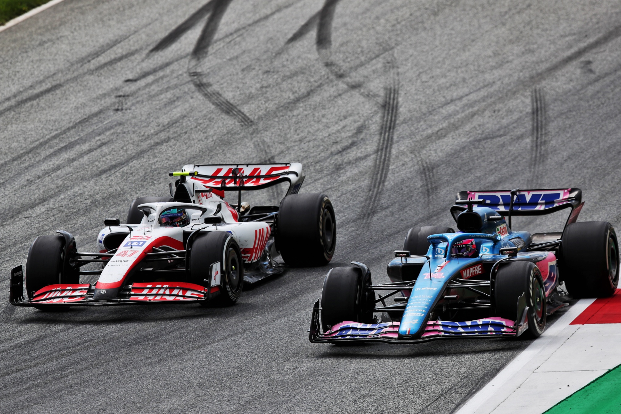 Mick Schumacher (GER) ) Haas VF-22 dan Fernando Alonso (ESP) Alpine F1 Team A522 memperebutkan posisi. Formula 1 Dunia