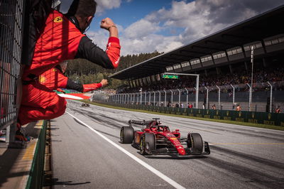 Tim Ferrari merayakan sebagai pemenang balapan Charles Leclerc (MON) Ferrari F1-75 lolos di akhir balapan. Formula 1 World