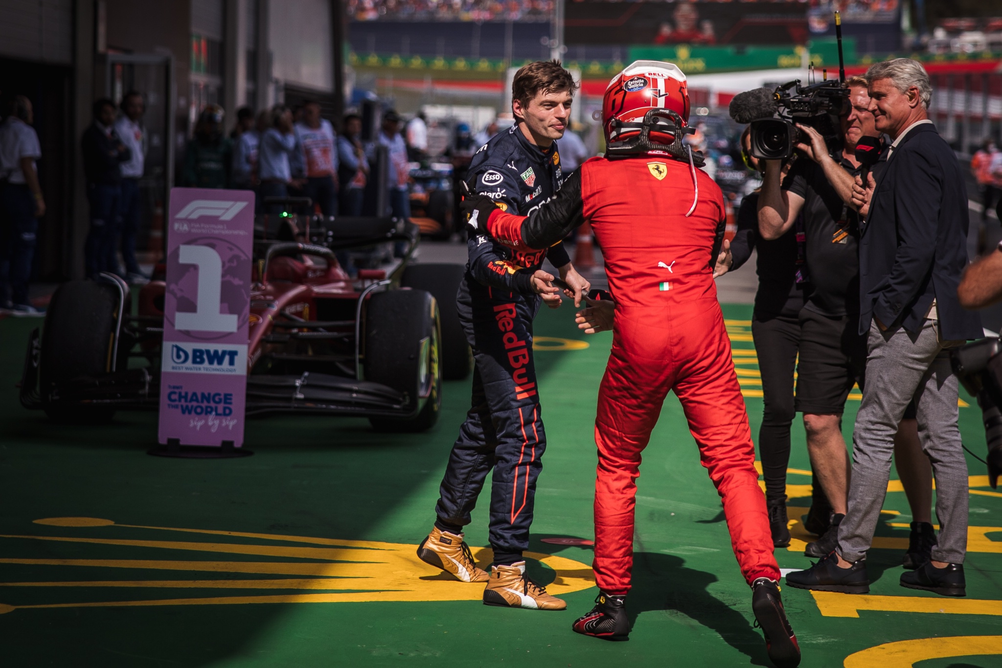 Pemenang lomba Charles Leclerc (MON) Ferrari merayakan dengan juara kedua Max Verstappen (NLD) Red Bull Racing di parc