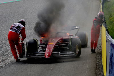 Carlos Sainz Jr ( ESP) Ferrari F1-75 pensiun dari balapan dengan mobilnya terbakar. Kejuaraan Dunia Formula 1, Rd 11,