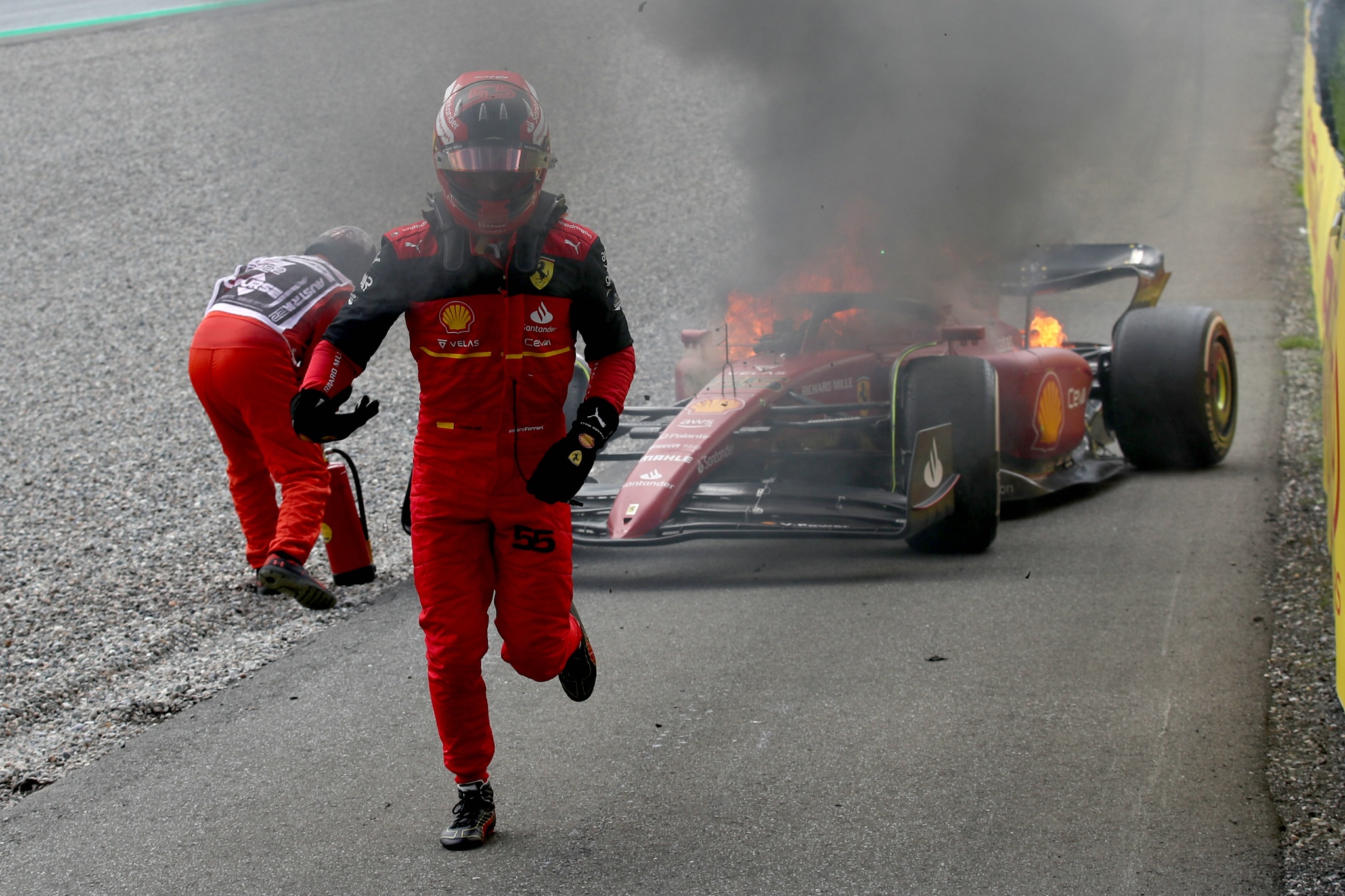 Carlos Sainz Jr ( ESP) Ferrari F1-75 pensiun dari balapan dengan mobilnya terbakar. Kejuaraan Dunia Formula 1, Rd 11,