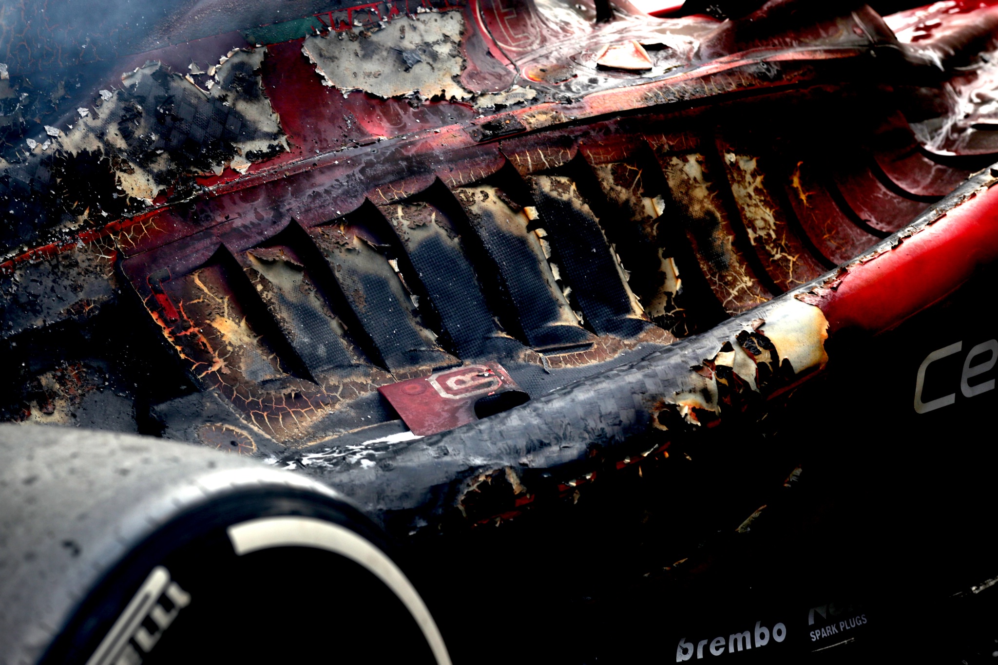 Sisa-sisa hangus dari Ferrari F1-75 milik Carlos Sainz Jr (ESP) setelah terbakar saat balapan. Formula 1 Dunia